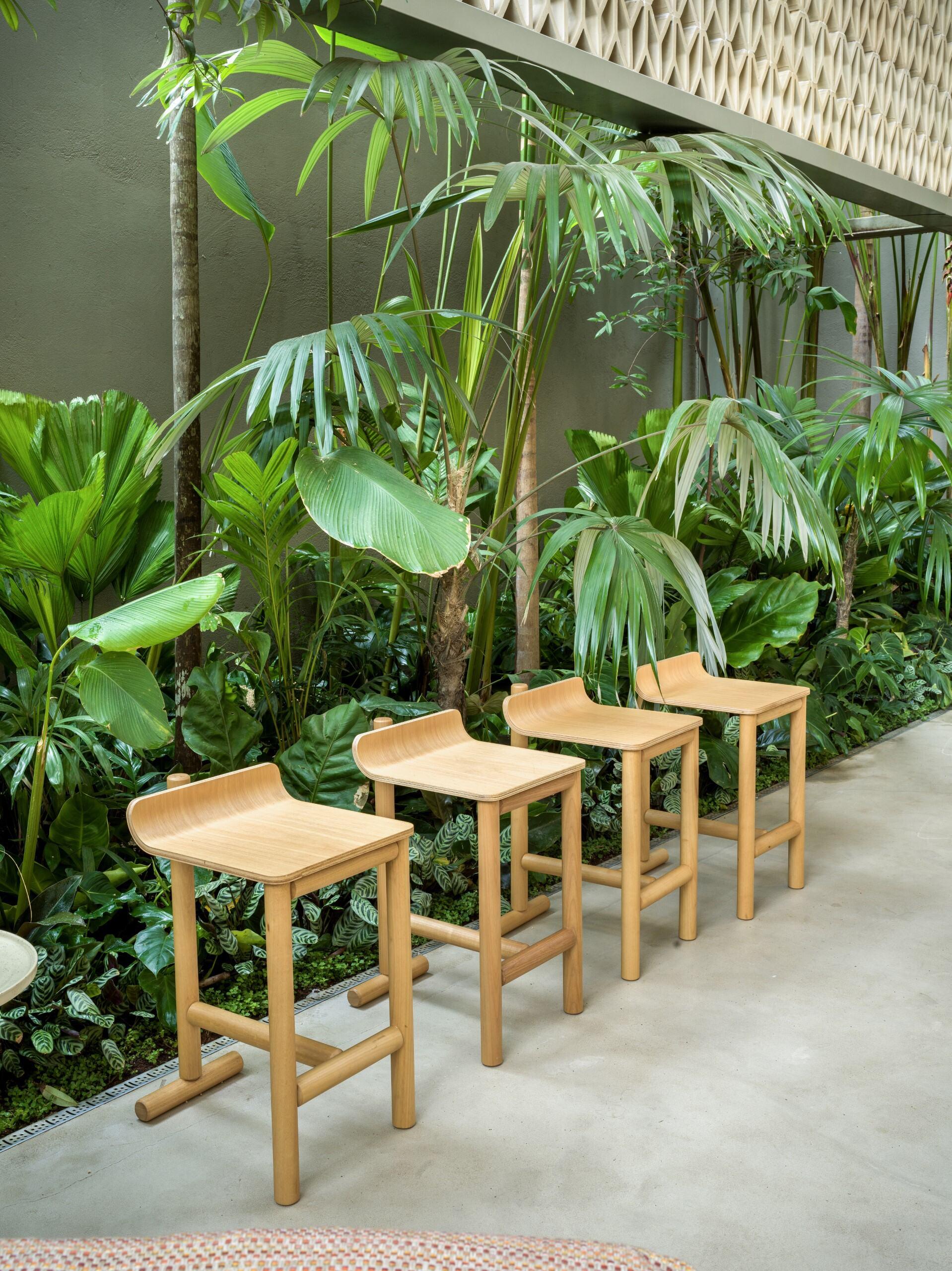 Bois de feuillus Tabouret Sabiá de Adalfan Filho - Siège haut de comptoir inspiré du design de Lina Bo Bardi en vente