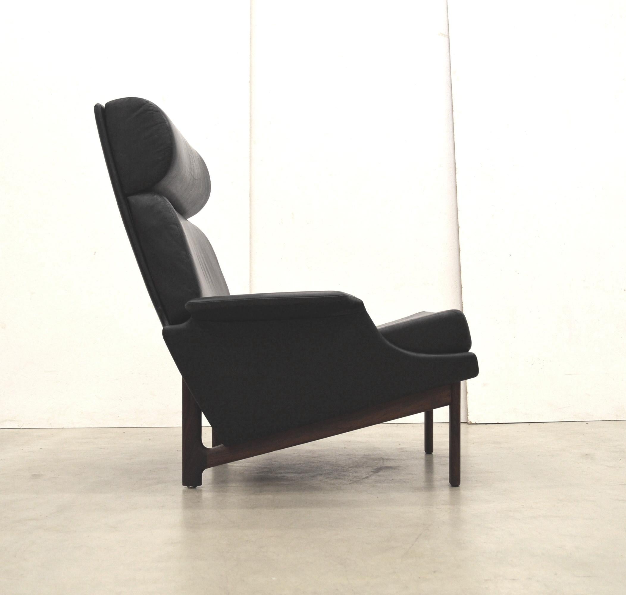 Seltener Adam-Stuhl von IB Kofod Larsen für Mogens Kold Mobelfabrik Dänemark.
Er wurde 1958 entworfen und Anfang der 1960er Jahre hergestellt.

Frühe Ausgabe mit wundervollem schwarzem Lederbezug und tollem Palisanderholzsockel.
Zeitloses und