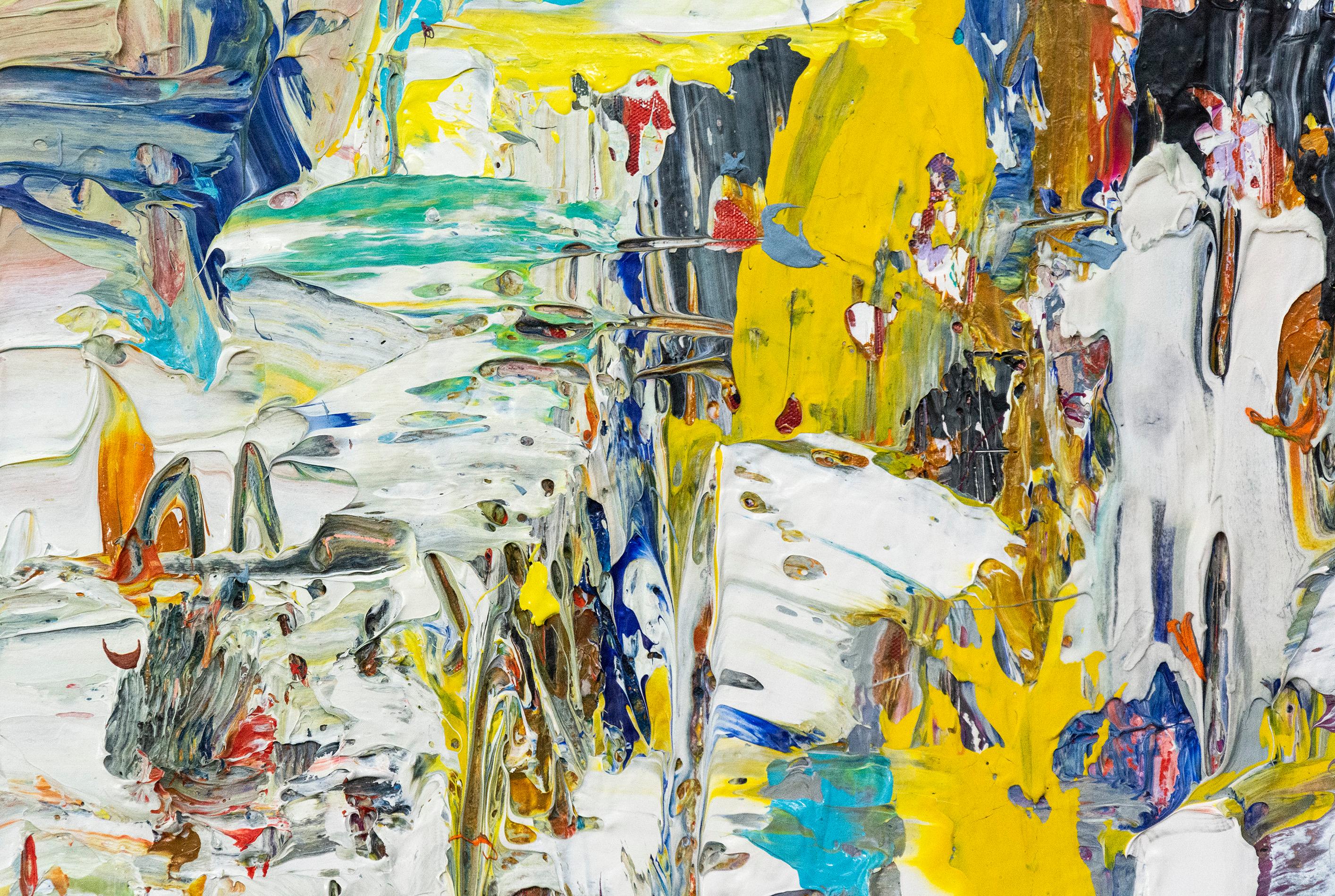 Passaggi e strisce di giallo limone, argento, bianco e blu zaffiro si contendono lo spazio in questo dinamico acrilico di Adam Cohen. Cohen interseca il linguaggio dell'espressionismo astratto eroico con la narrativa per reinventare l'esperienza