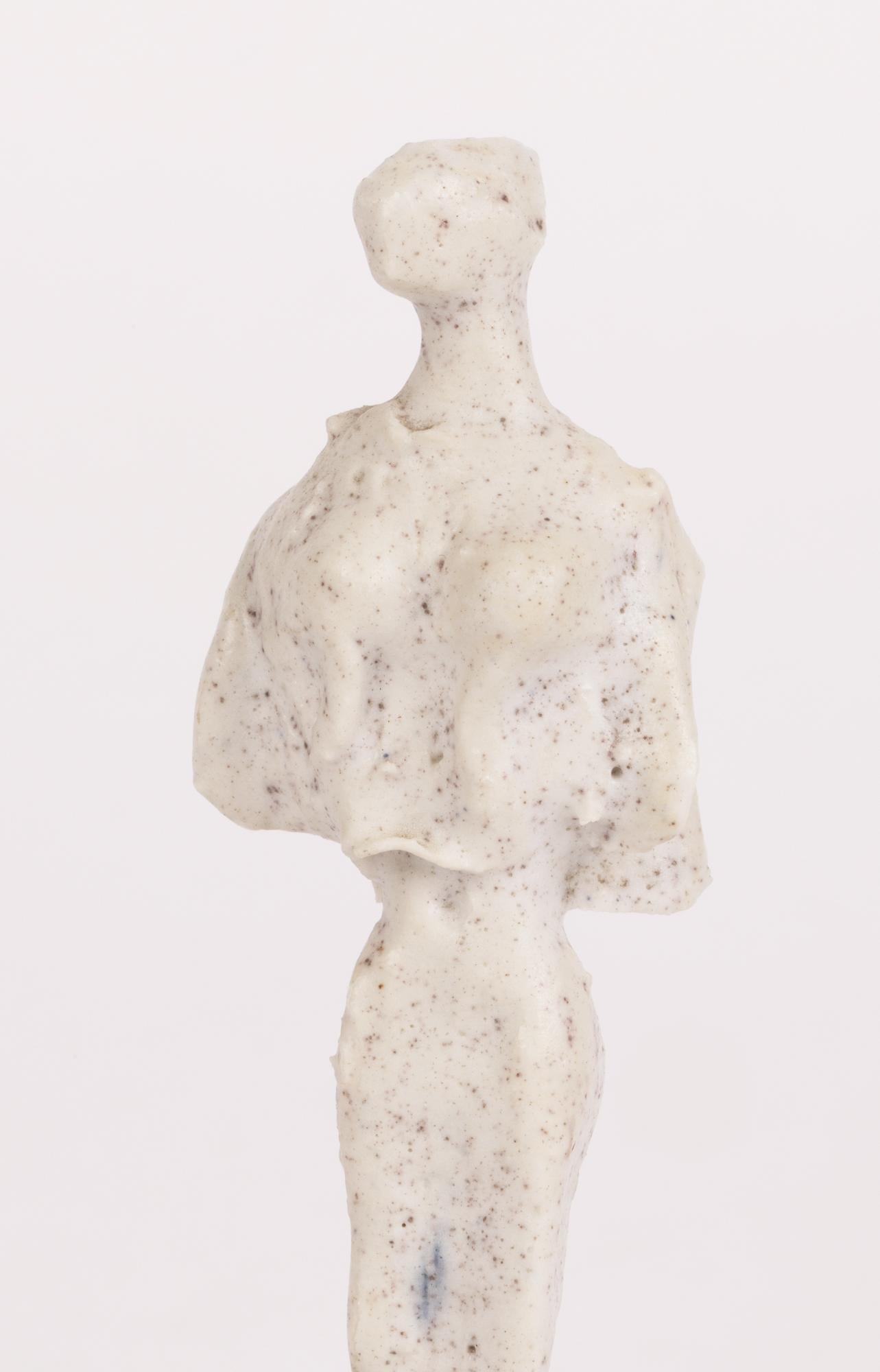 Eine sehr schöne Skulptur einer Dame aus der Mitte des Jahrhunderts von dem bekannten Töpfer Adam Dworski (Kroate, 1917-2011), die wahrscheinlich in seiner Anfangszeit in der Wye Pottery in Wales entstand. 

Adam Dworski gründete die Wye Pottery