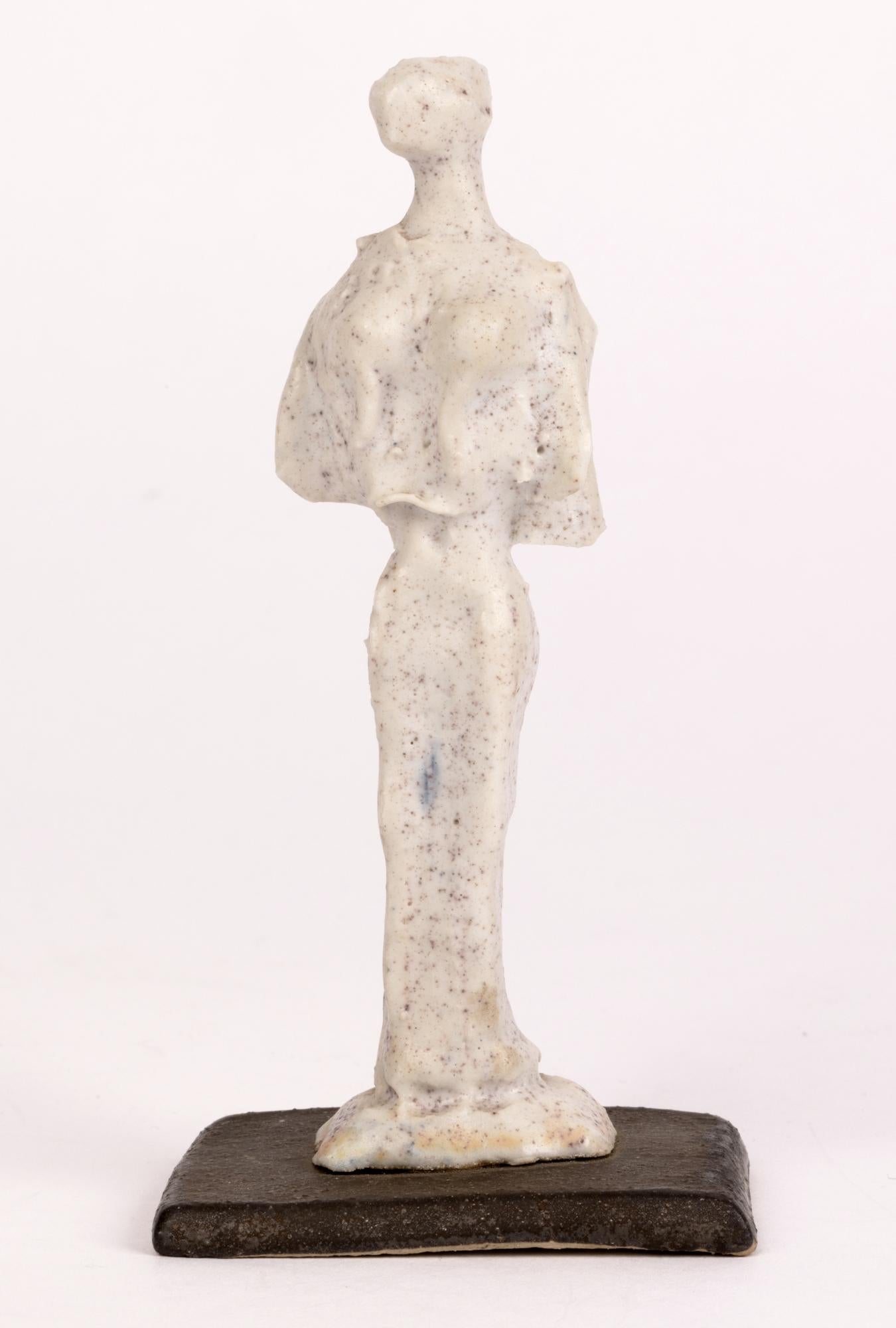 Adam Dworski Skulpturale Studiokeramik-Figur einer Dame (Moderne der Mitte des Jahrhunderts) im Angebot