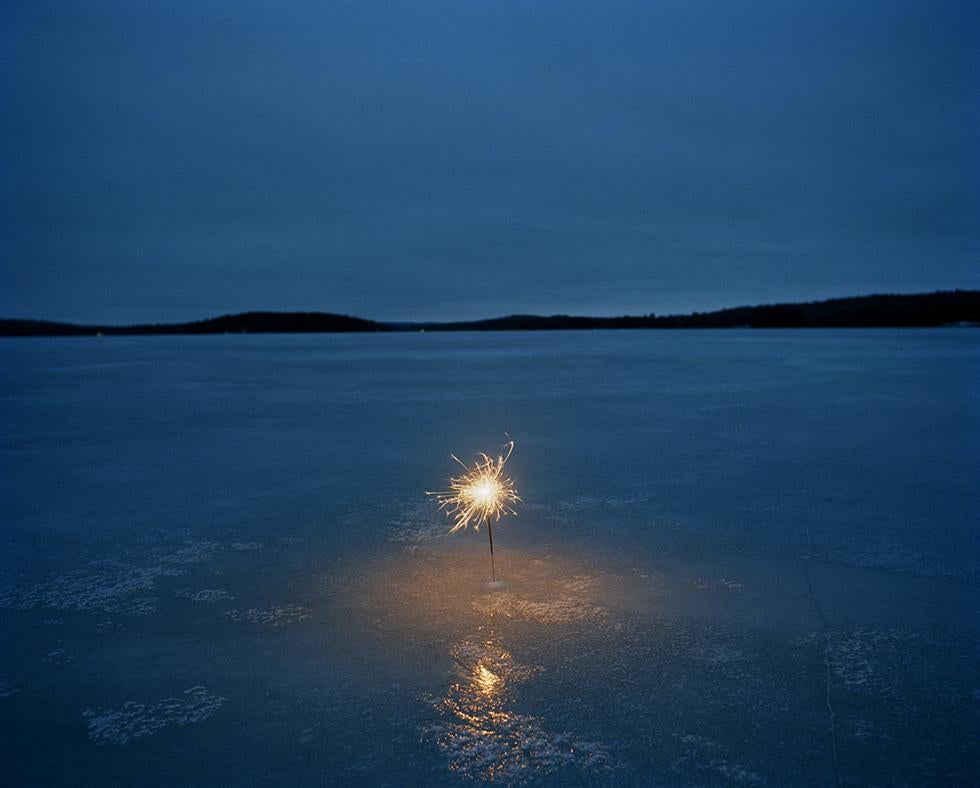 Color Photograph di Adam Ekberg - Una scintilla su un lago ghiacciato