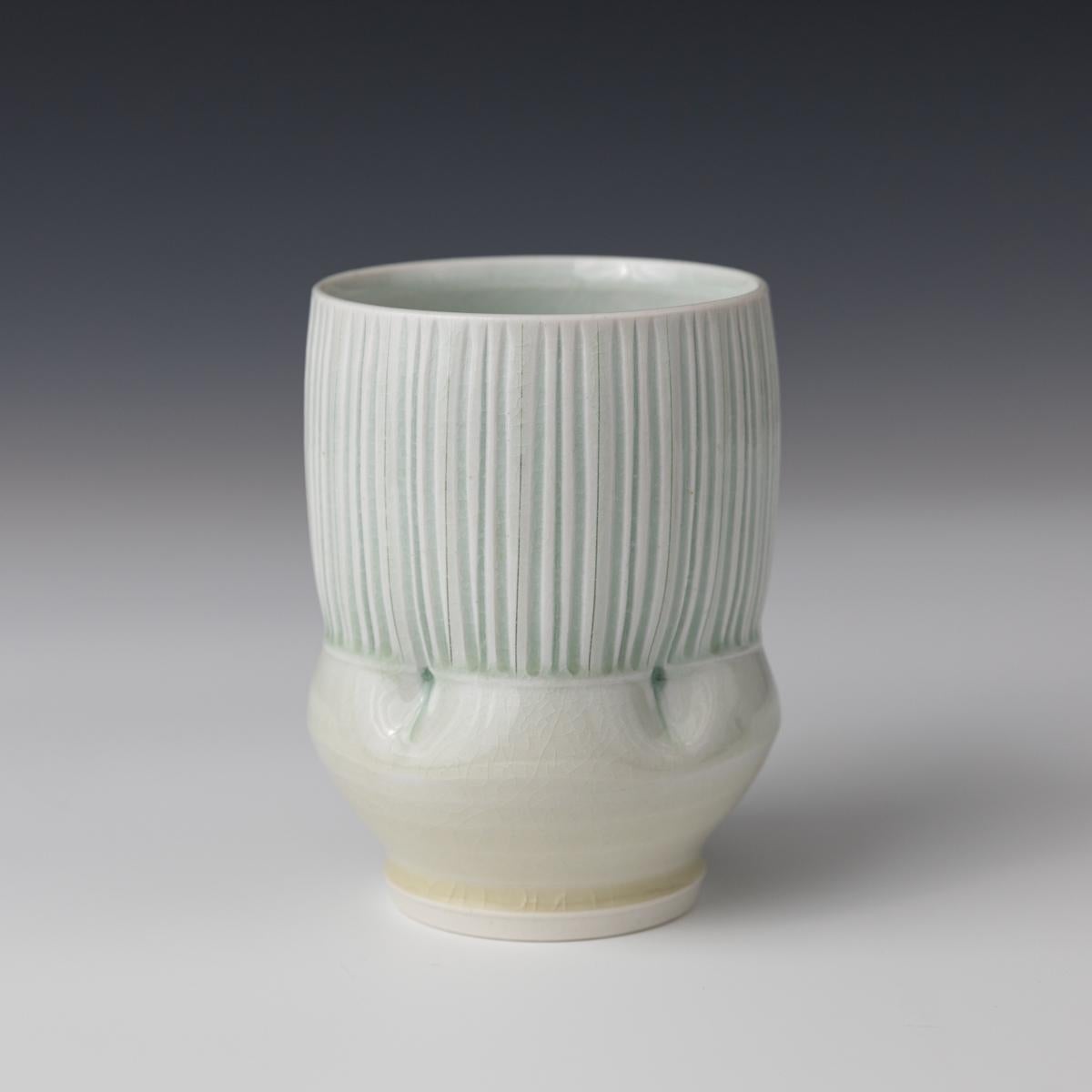 Tasse à échantillons avec lignes verticales verticle - Tasse en porcelaine émaillée céladon d'Adam Field
