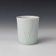 Rocks Cup mit geschnitzten Linien – Celedon-Glasur, Porzellanbecher von Adam Field