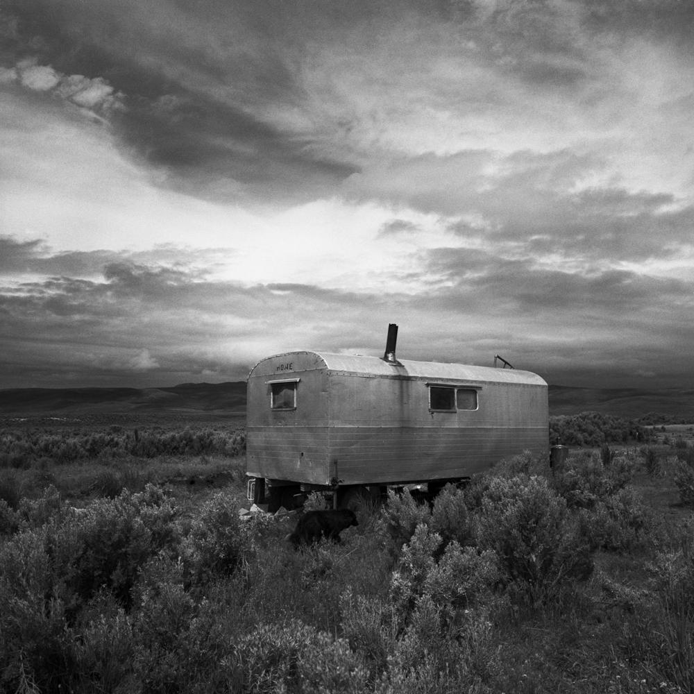 Adam Jahiel Portrait Photograph – Home On The Range, YP Ranch Wüstenlager, NV