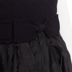 Robe babydoll ADAM JONES en maille pointelle noire vintage, avec nœud et volants en cascade - IT38