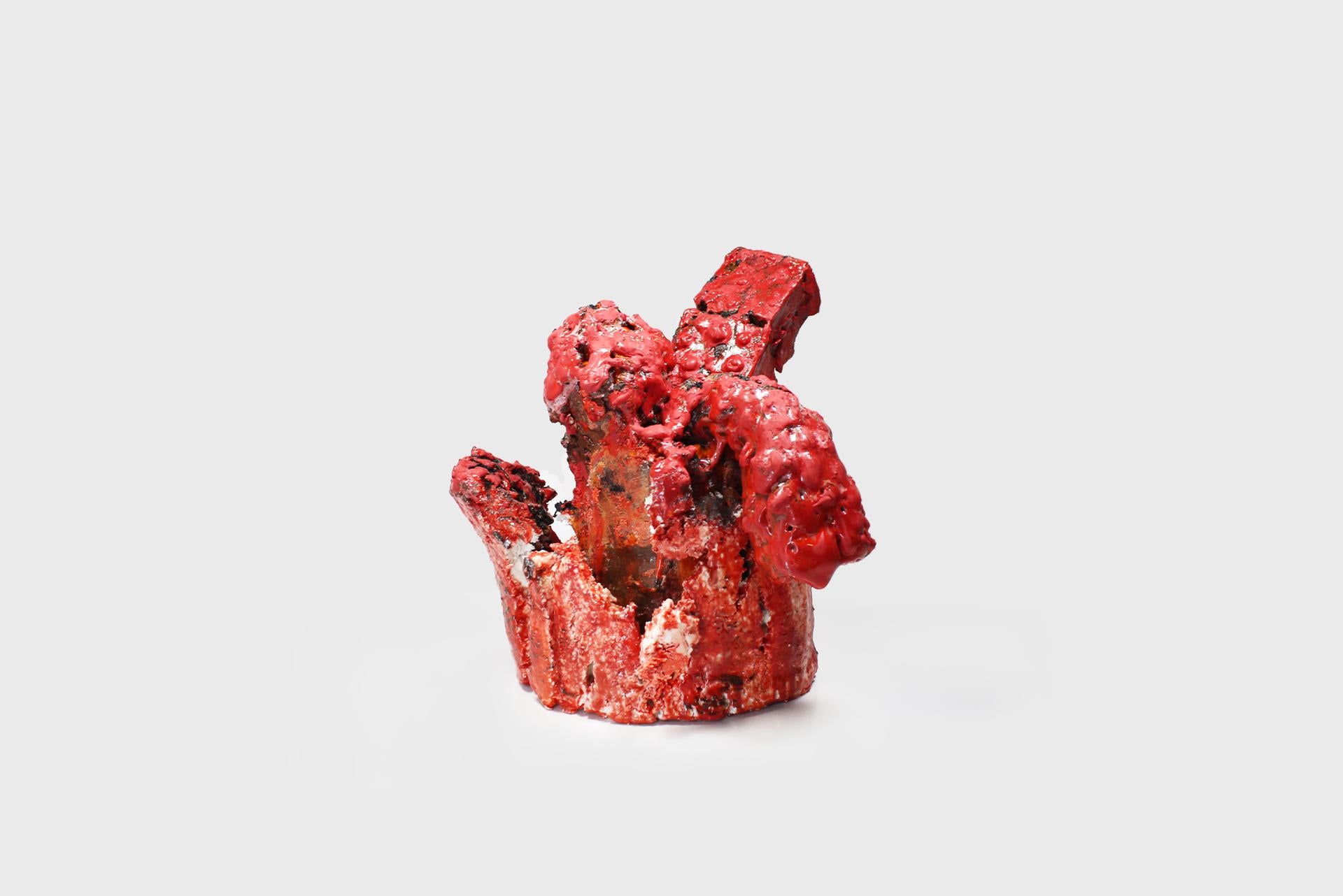 Adam Knoche Zeitgenössische rote Keramikvase „Cadmium Fissure“ von Adam Knoche, Ton, Glasur 2022   im Zustand „Neu“ im Angebot in Barcelona, ES