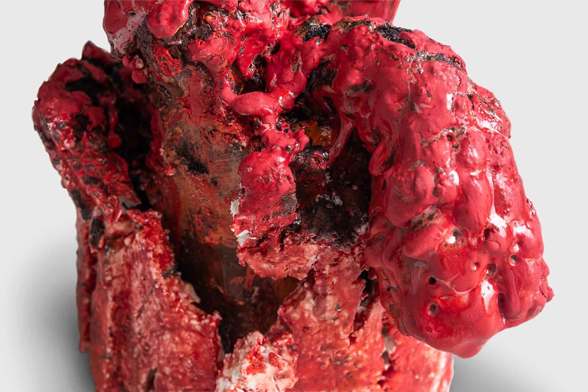 Adam Knoche Zeitgenössische rote Keramikvase „Cadmium Fissure“ von Adam Knoche, Ton, Glasur 2022   (21. Jahrhundert und zeitgenössisch) im Angebot