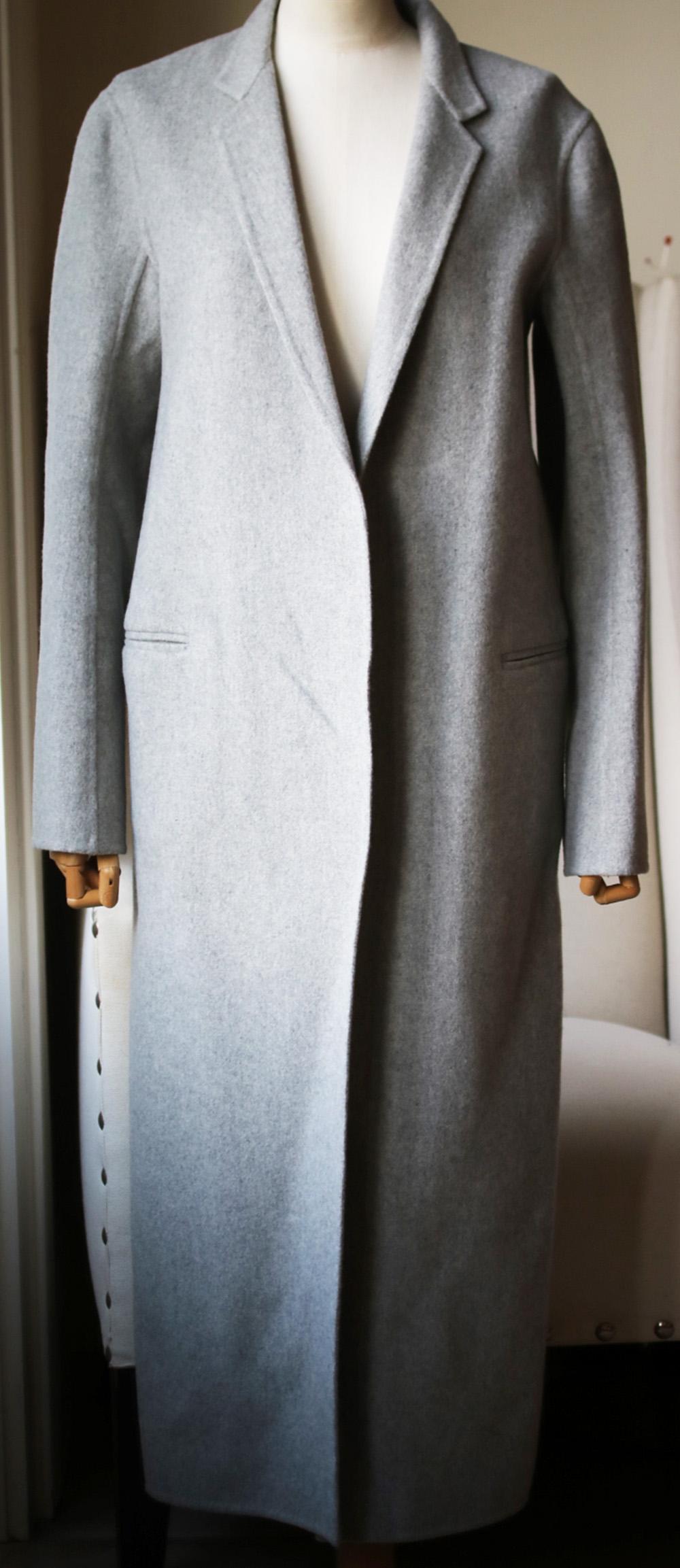This design has a long hem that falls below the knee and a vent at the back for ease of movement. Grey cashmere and wool-blend. Slips on. 50% Cashmere, 50% wool. Lining: 57% viscose, 43% polyamide.

Size: US 8 (UK 12, FR 40, IT 44)

Condition: As