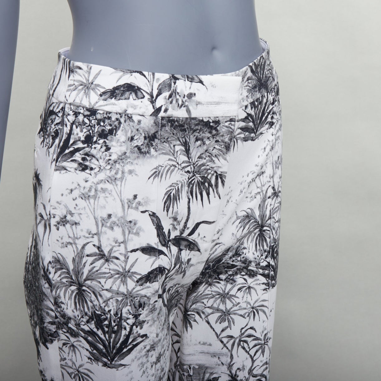ADAM LIPPES white black cotton blend floral print straight pants US2 S
Reference: MECG/A00115
Brand: Adam Lippes
Material: Cotton, Blend
Color: Cream, Grey
Pattern: Floral
Closure: Zip Fly
Made in: United States

CONDITION:
Condition: Excellent,