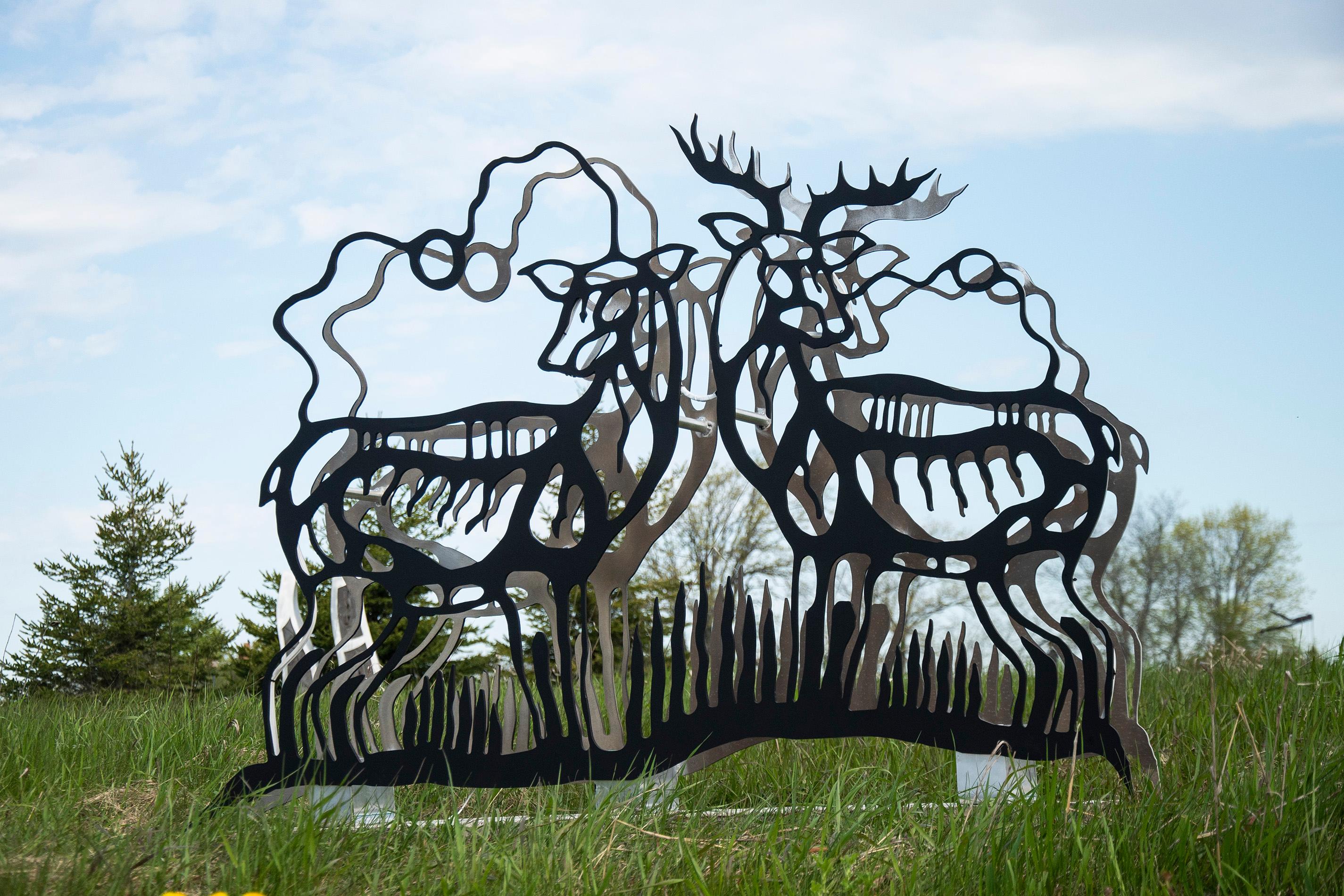 Cerf figuratif, Mohawk des Six Nations, animal, sculpture extérieure en aluminium - Noir Figurative Sculpture par Adam Monture & Jeremy Freiburger