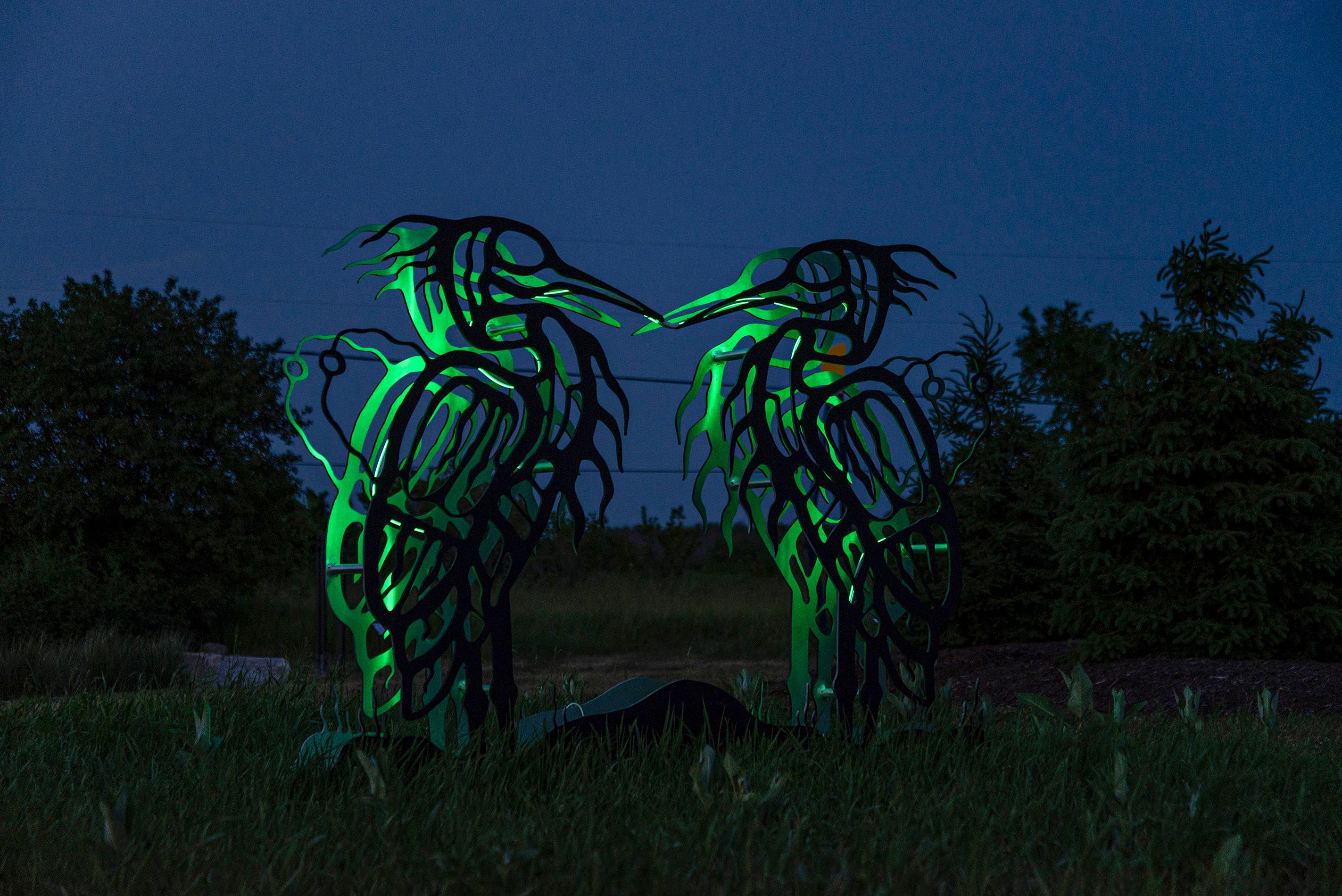 Sculpture extérieure figurative Heron en aluminium représentant un Mohawk des Six Nations, animal et LED 8