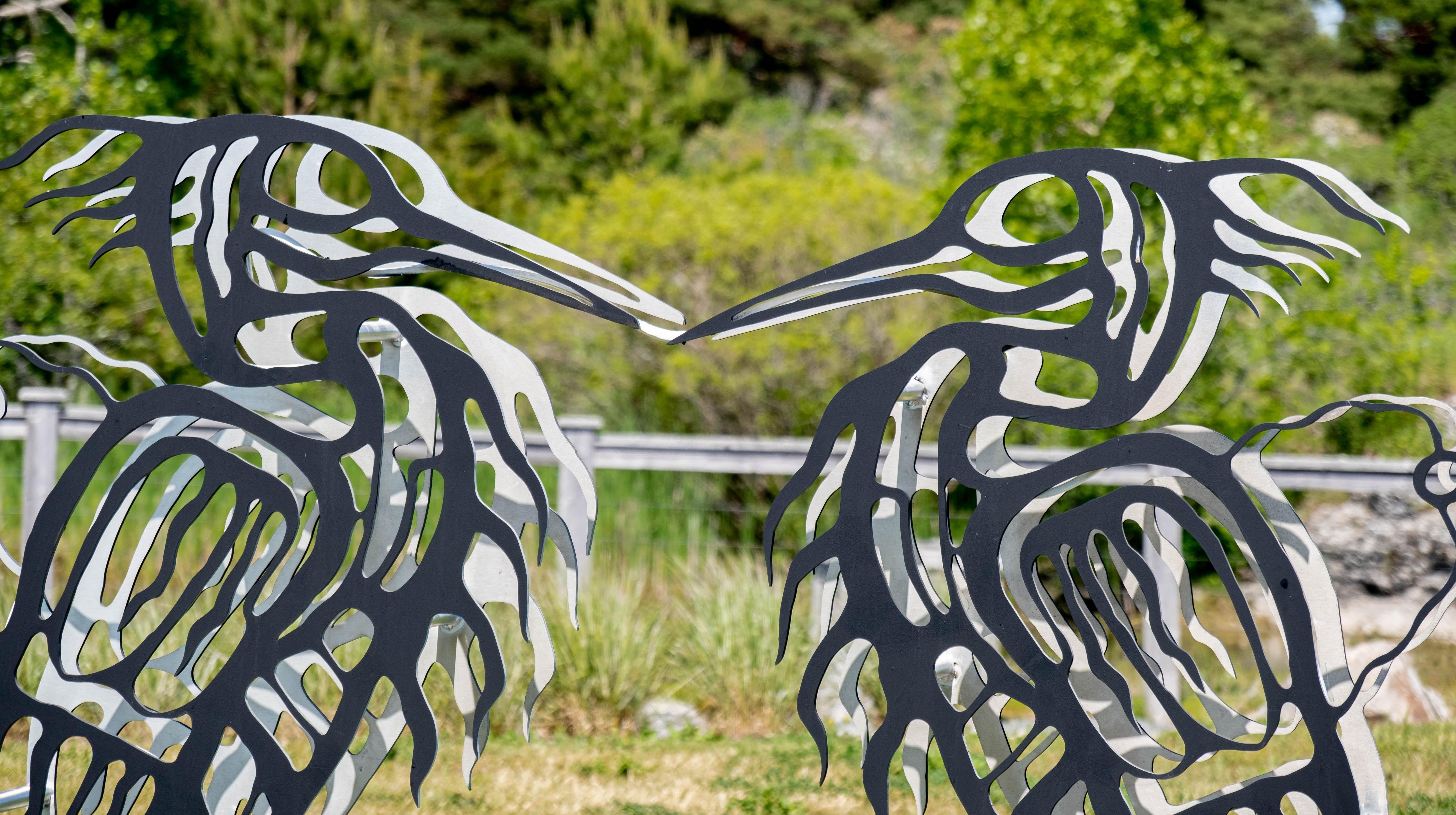 Sculpture extérieure figurative Heron en aluminium représentant un Mohawk des Six Nations, animal et LED en vente 4