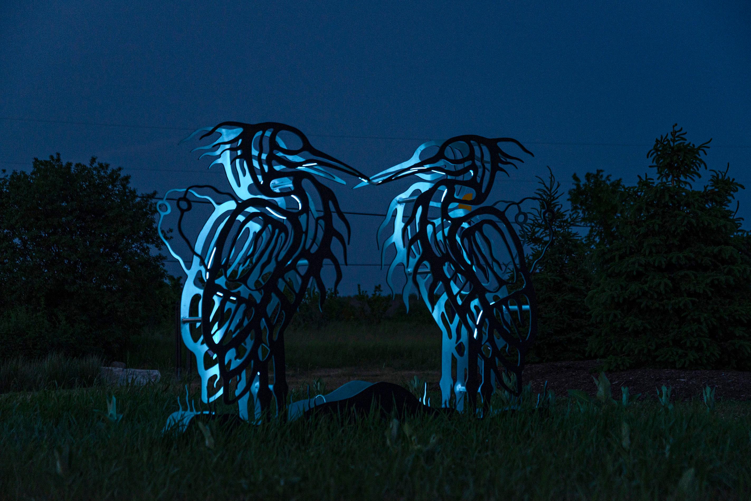 Sculpture extérieure figurative Heron en aluminium représentant un Mohawk des Six Nations, animal et LED en vente 6