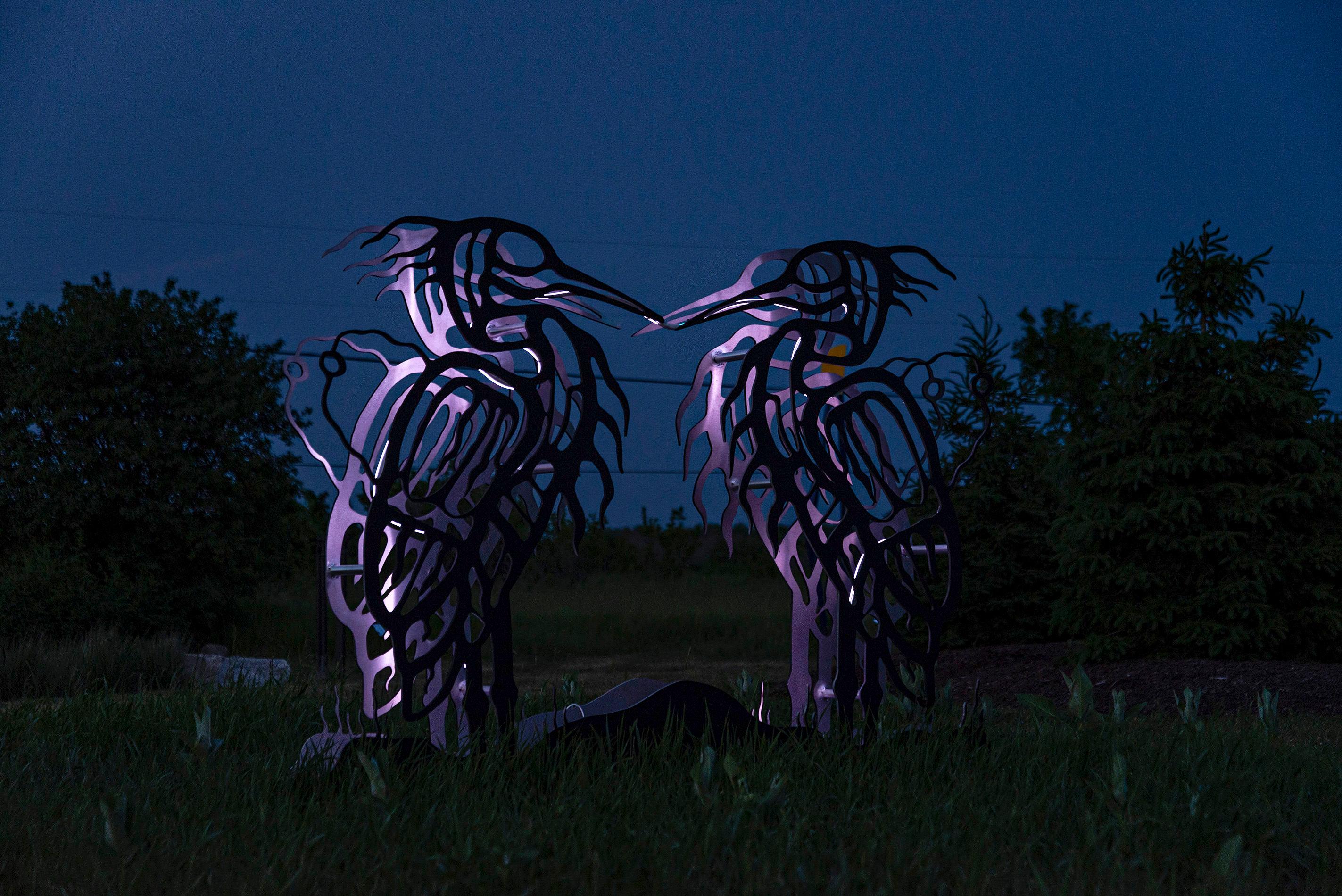 Sculpture extérieure figurative Heron en aluminium représentant un Mohawk des Six Nations, animal et LED 7