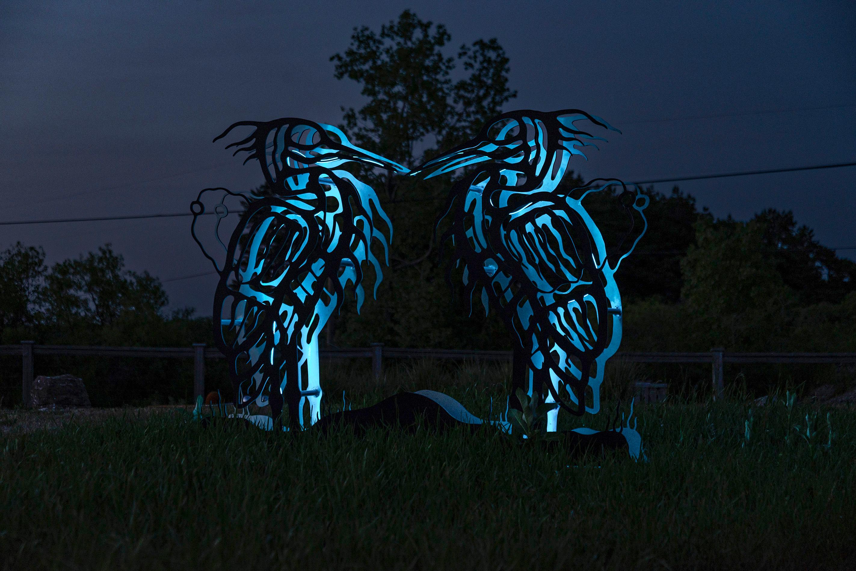 Sculpture extérieure figurative Heron en aluminium représentant un Mohawk des Six Nations, animal et LED - Noir Figurative Sculpture par Adam Monture & Jeremy Freiburger