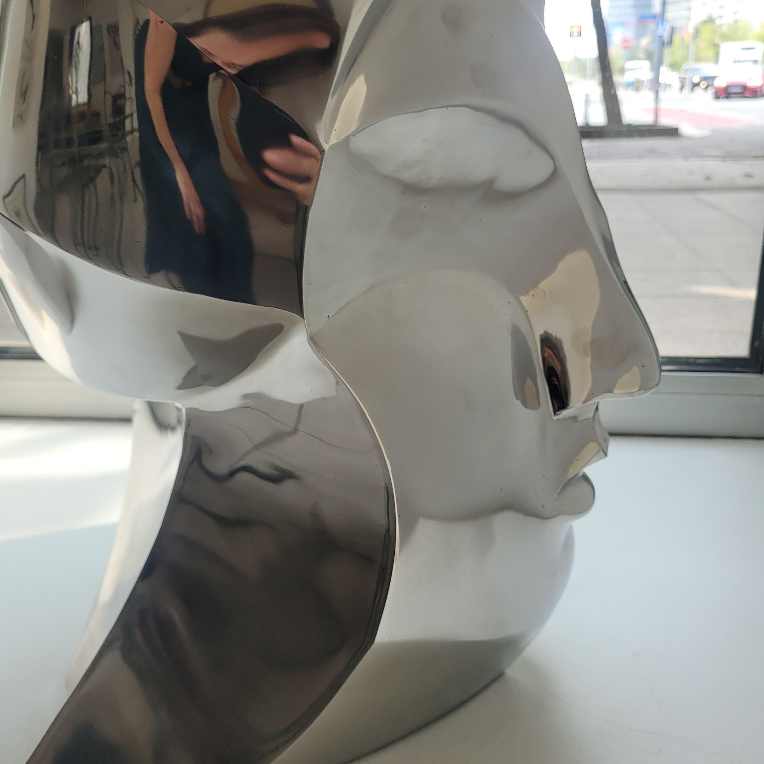 Scultura ritratto figurativo in acciaio inossidabile in stile cubista e geomatrico. Il materiale riflette l'ambiente e la luce. Adam Myjak è uno dei più noti scultori polacchi contemporanei. 


ADAM MYJAK.
Dal 1965 studia presso il Dipartimento di