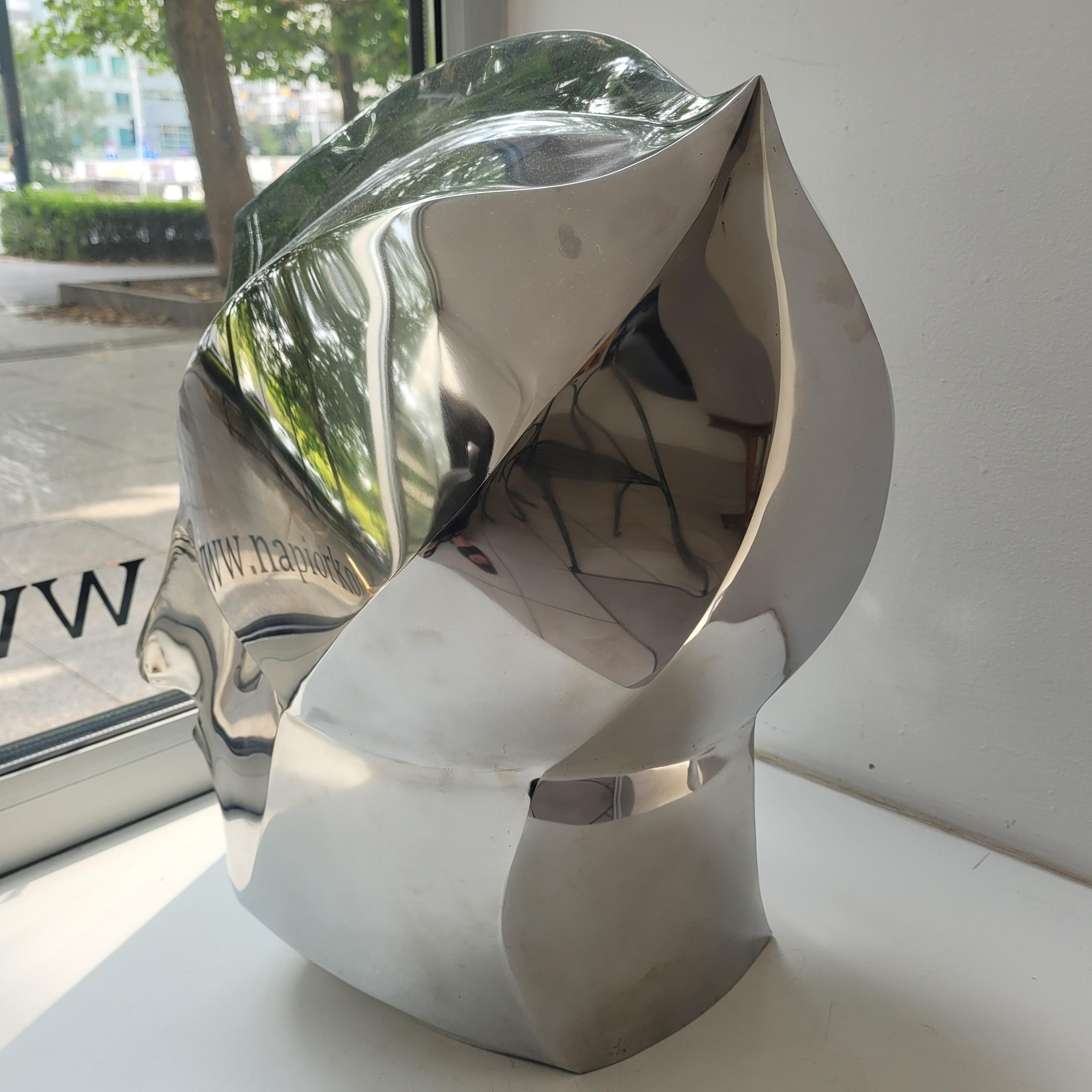 A head. Steel sculpture, minimalistic, cubism, Polish art classic 2