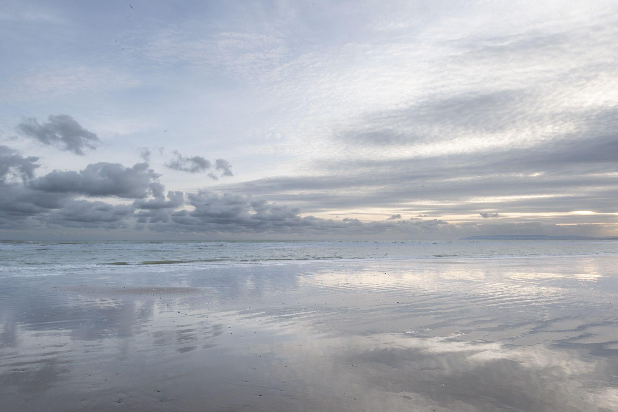 Adam Regan Color Photograph – Schreibtisch bei Broomhill Sands, Fotografie, Archivtinte Jet