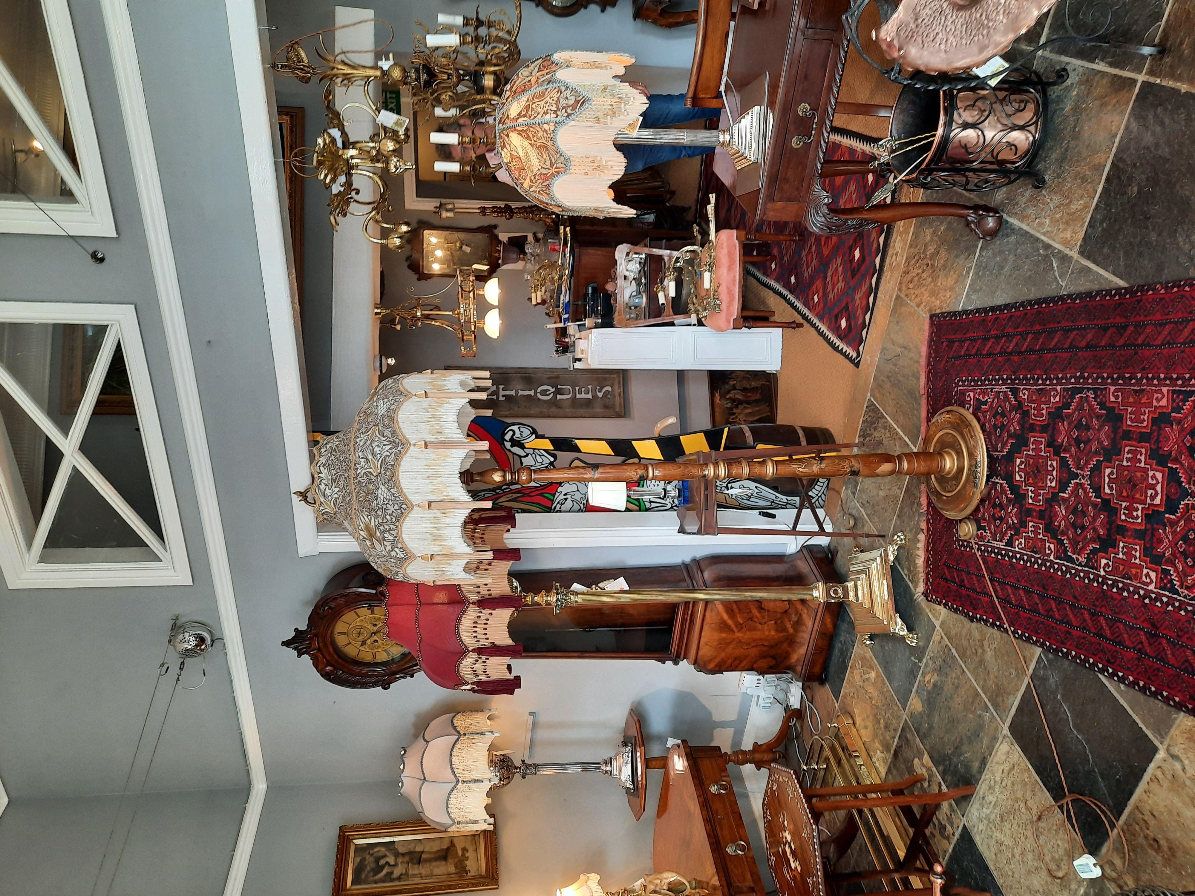 Laiton Lampe standard à rallonge Adams Revive du début du 20e siècle en vente