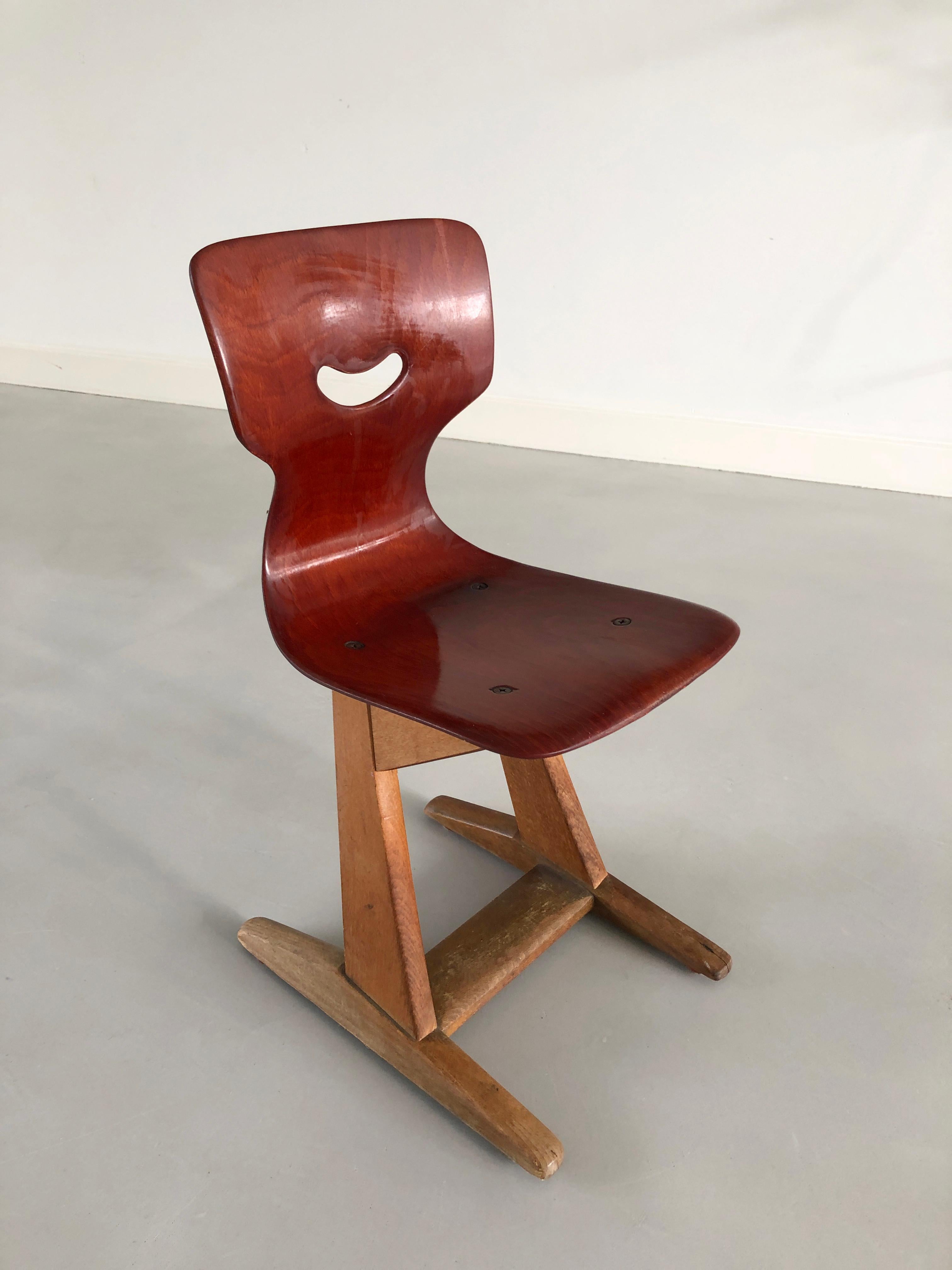 La chaise à sourire ! - Président de l'école Pagholz / Pagwood
Concepteur : Adams 1950 pour Pagholz Flötotto.
La forme du siège de 1952 est brevetée dans le monde entier. C'est le produit FLÖTOTTO le plus connu. La coque du siège en bois répond à