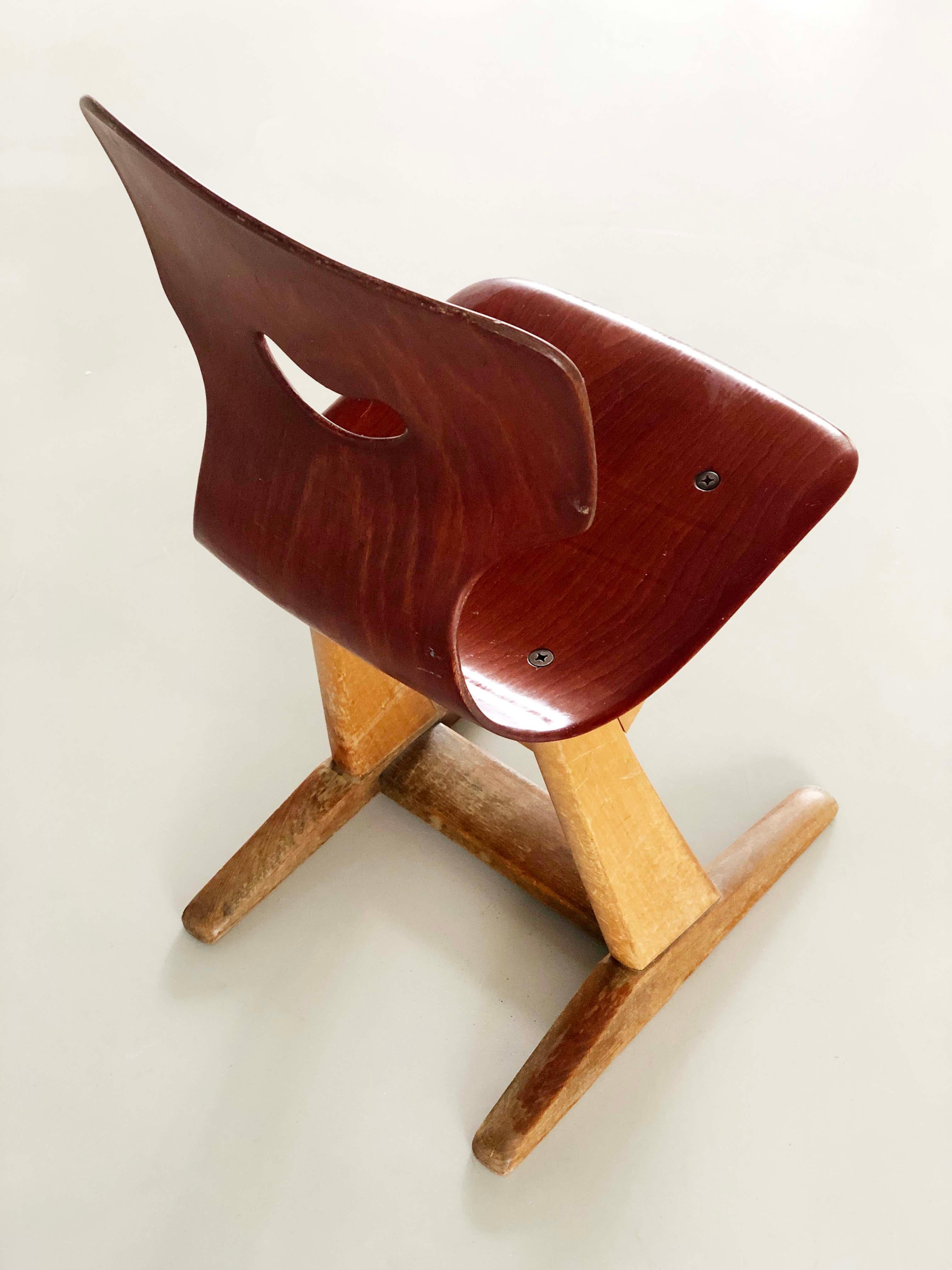 La chaise à sourire ! - Président de l'école Pagholz / Pagwood
Concepteur : Adams 1950 pour Pagholz Flötotto.
La forme du siège de 1952 est brevetée dans le monde entier. C'est le produit FLÖTOTTO le plus connu. La coque du siège en bois répond à