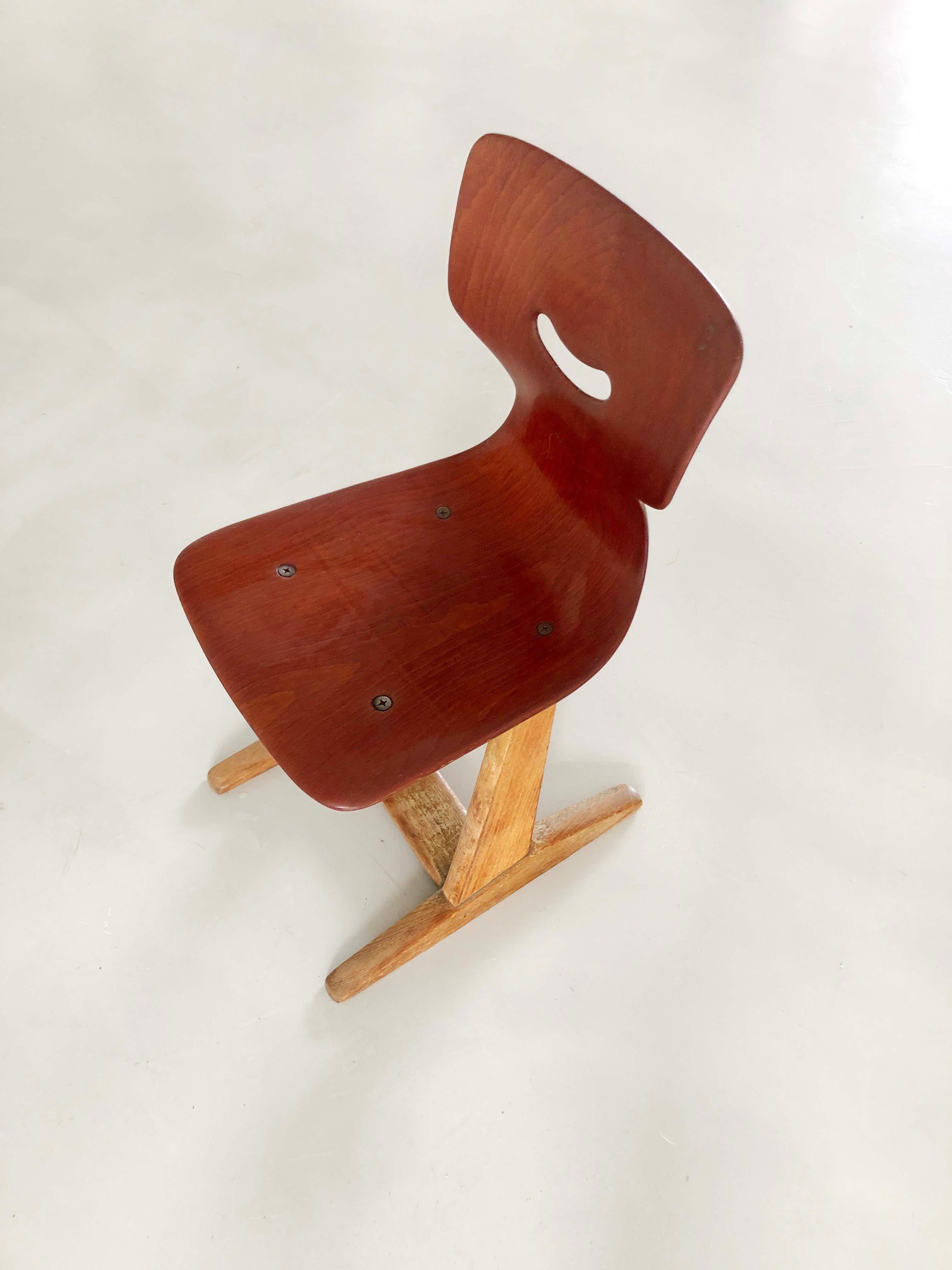 Scandinave moderne Adam Stegner Flötotto Allemagne 1960 Chaise d'enfant en bois Wood Wood (école) en vente