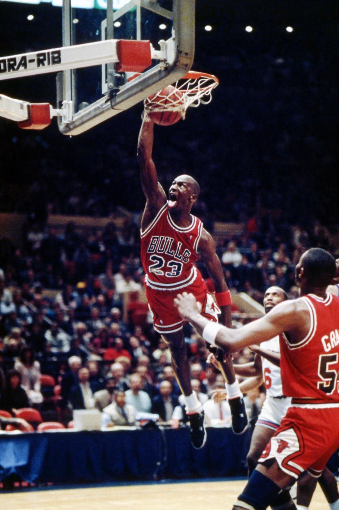 Figurative Photograph di Adam Stoltman - Michael Jordan (Chicago Bulls), 1989