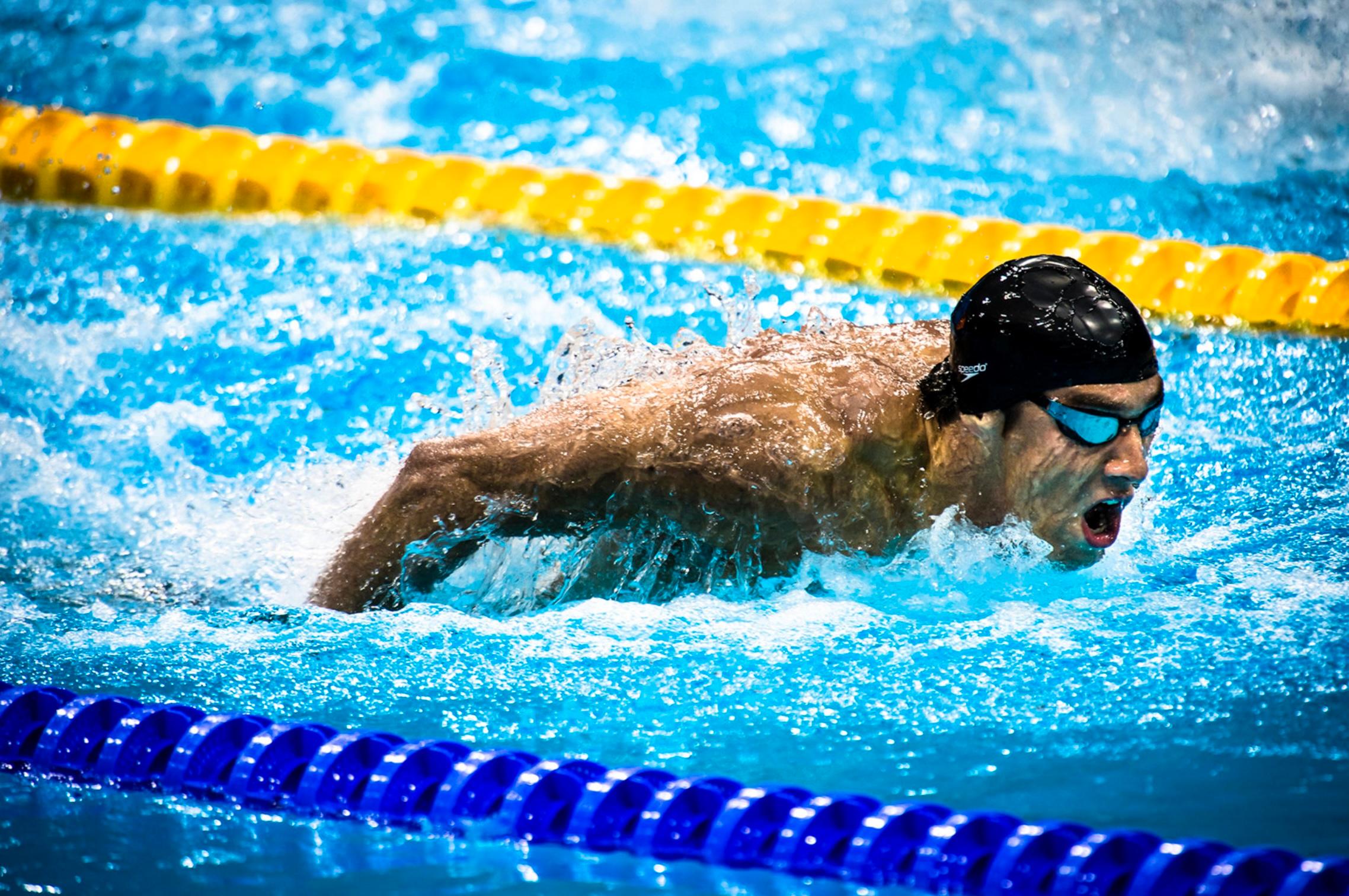 Figurative Photograph di Adam Stoltman - Michael Phelps, in gara nei 200 metri farfalla alle Olympiadi di Londra