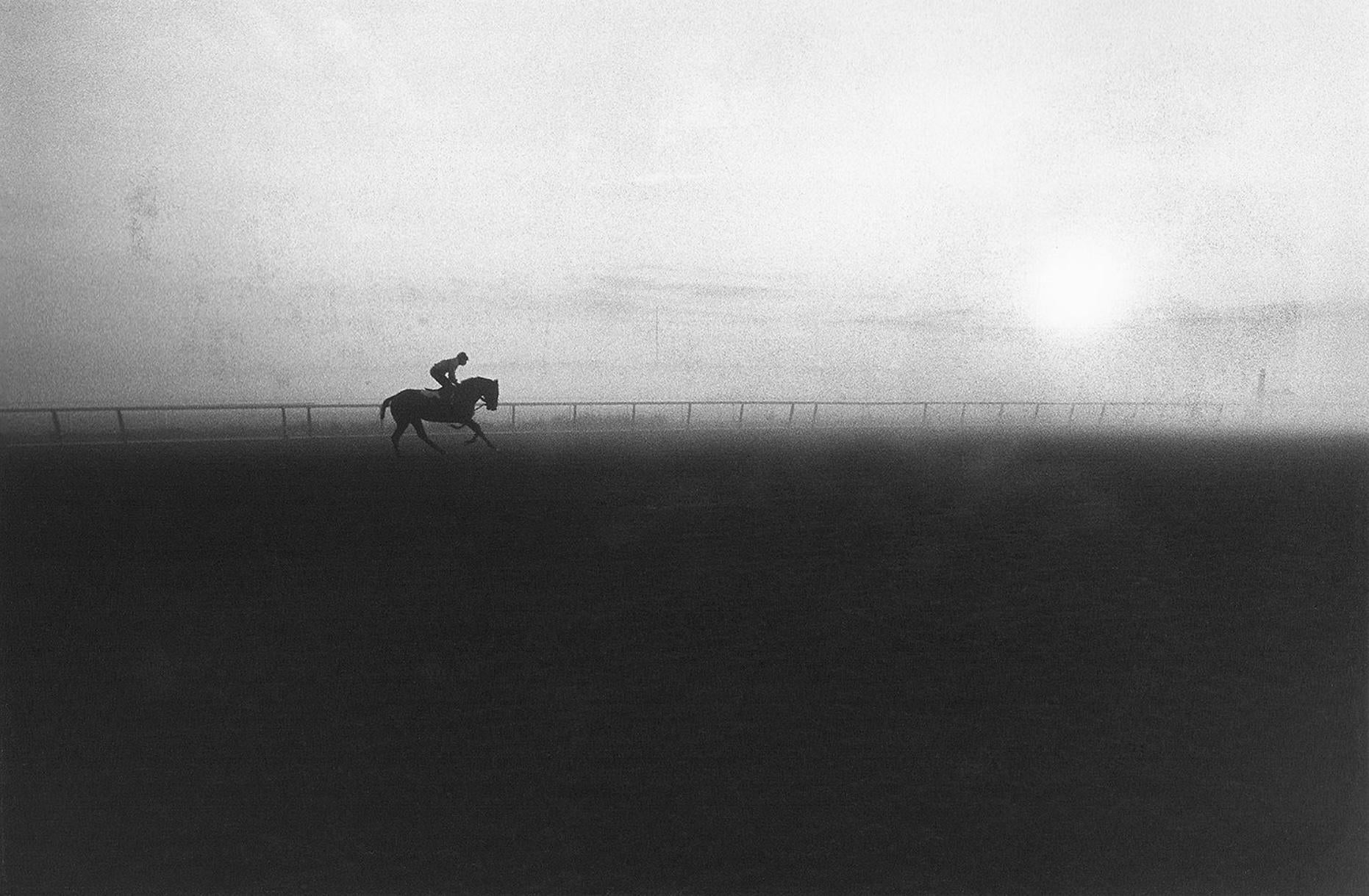 Adam Stoltman Figurative Photograph – Morgentraining, Belmont