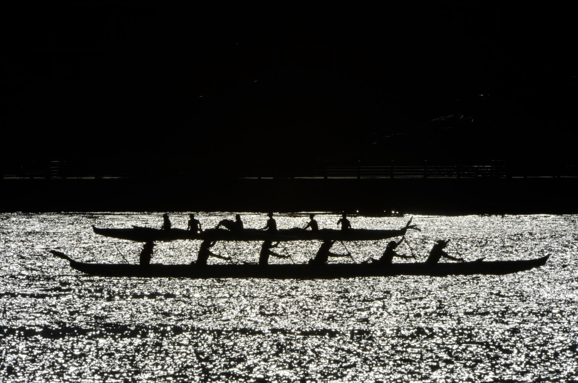 Figurative Photograph de Adam Stoltman - Canoas Outrigger