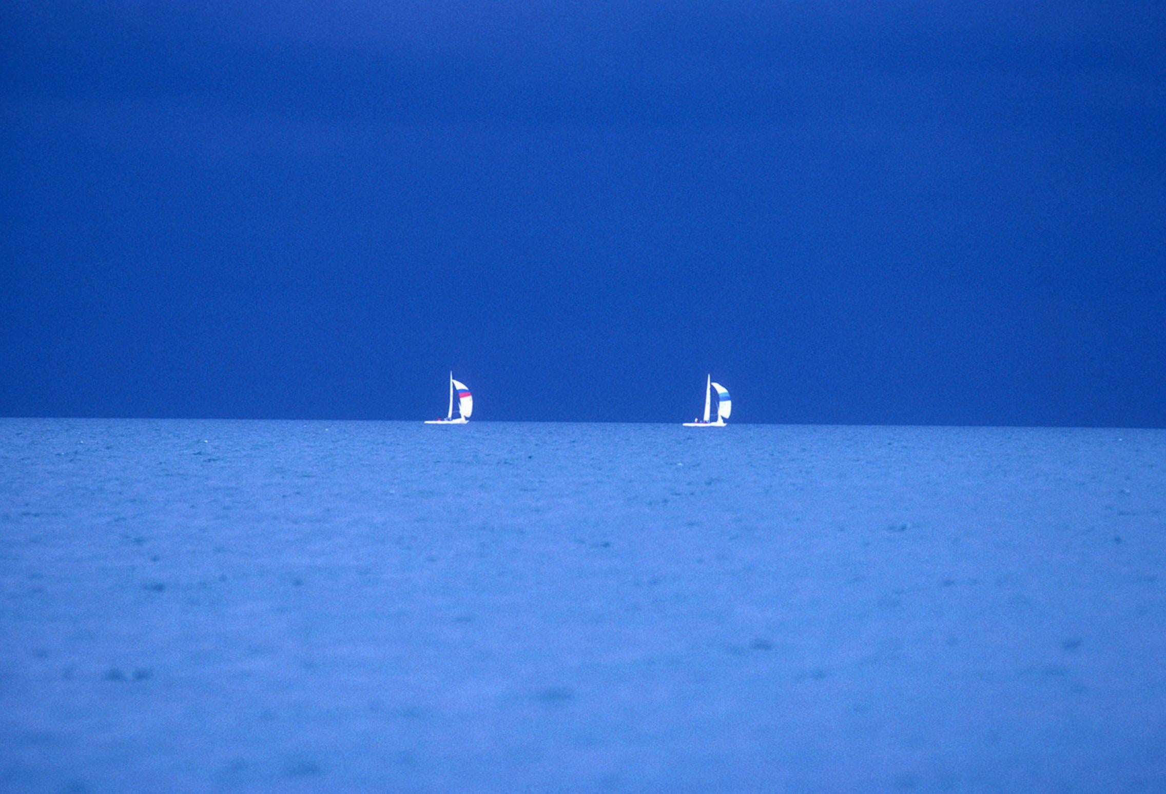 Figurative Photograph di Adam Stoltman - Regate di yacht, Lago Michigan