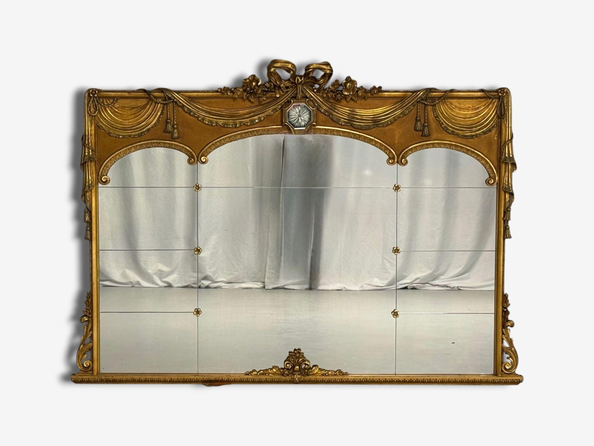 Stile Adams, legno dorato, motivo a drappeggio, grande specchio da parete, Italia, anni '20

Questo squisito specchio in stile Adams presenta una cornice larga due metri e mezzo con un'intricata doratura ad acqua, che mette in mostra dettagliati