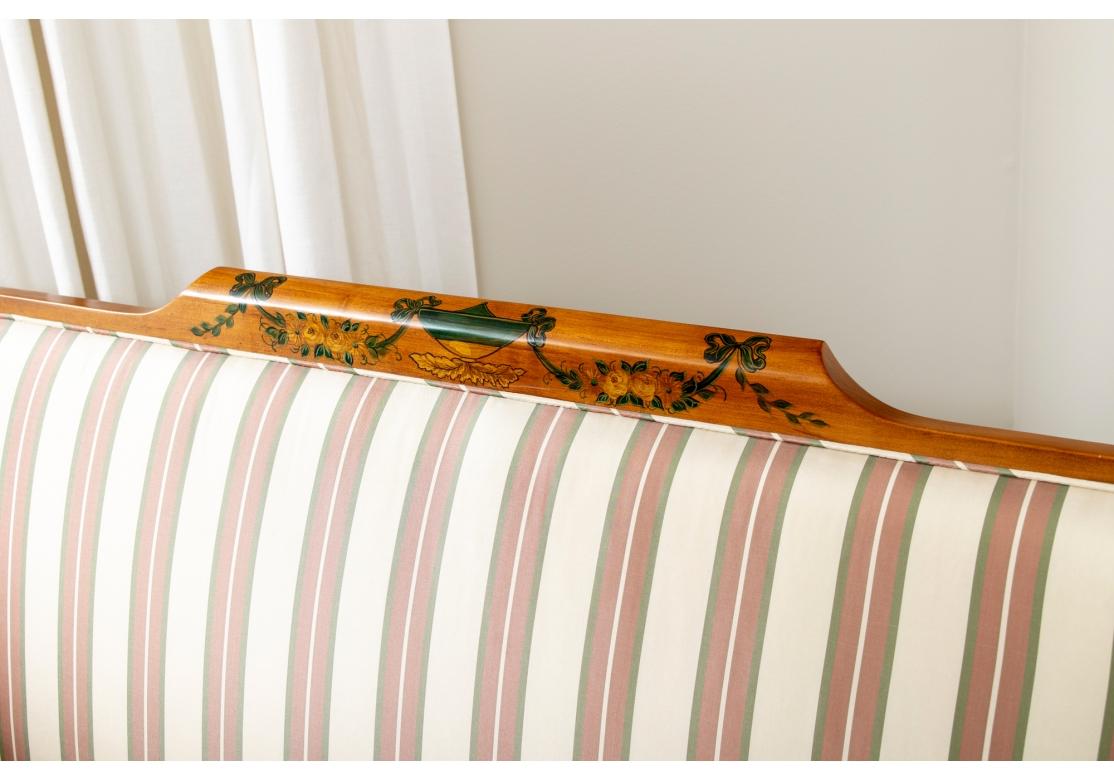20ième siècle Settee peinte à la main de style Adam en vente