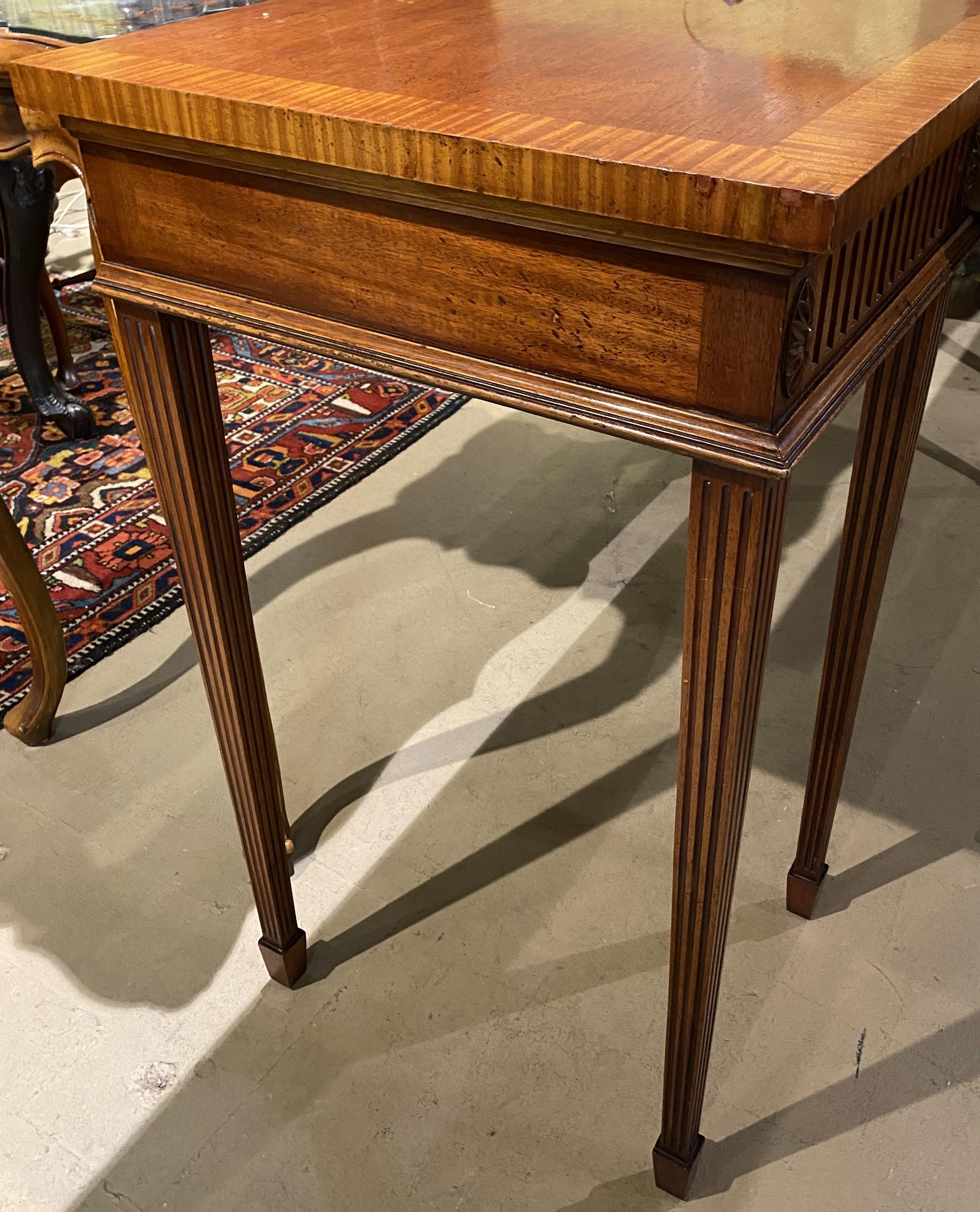 Server o credenza a serpentina in stile Adams in mogano con cassettiera attrezzata in vendita 1