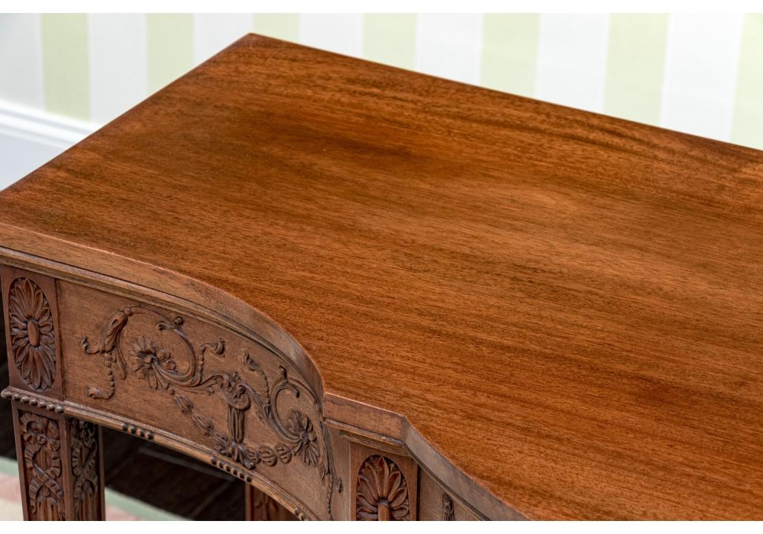 Mesa Consola Estilo Adam Neoclásico Muy Tallada Con Cristal Conformado en venta 9