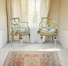 Sedie bergere dipinte in stile Adam a punto d'ago blu e bianco e intagliate a canne - coppia