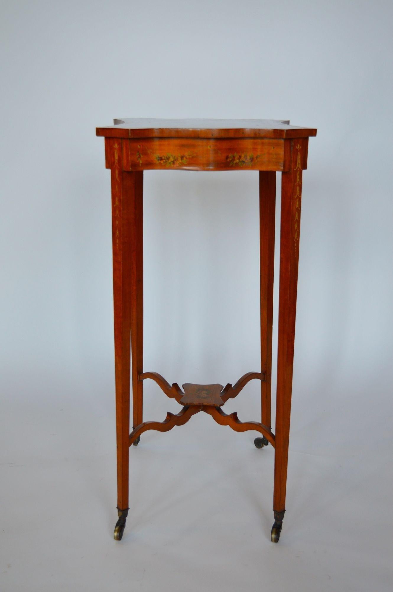 Early 20th Century Adam Style Scallop Form Table For Sale