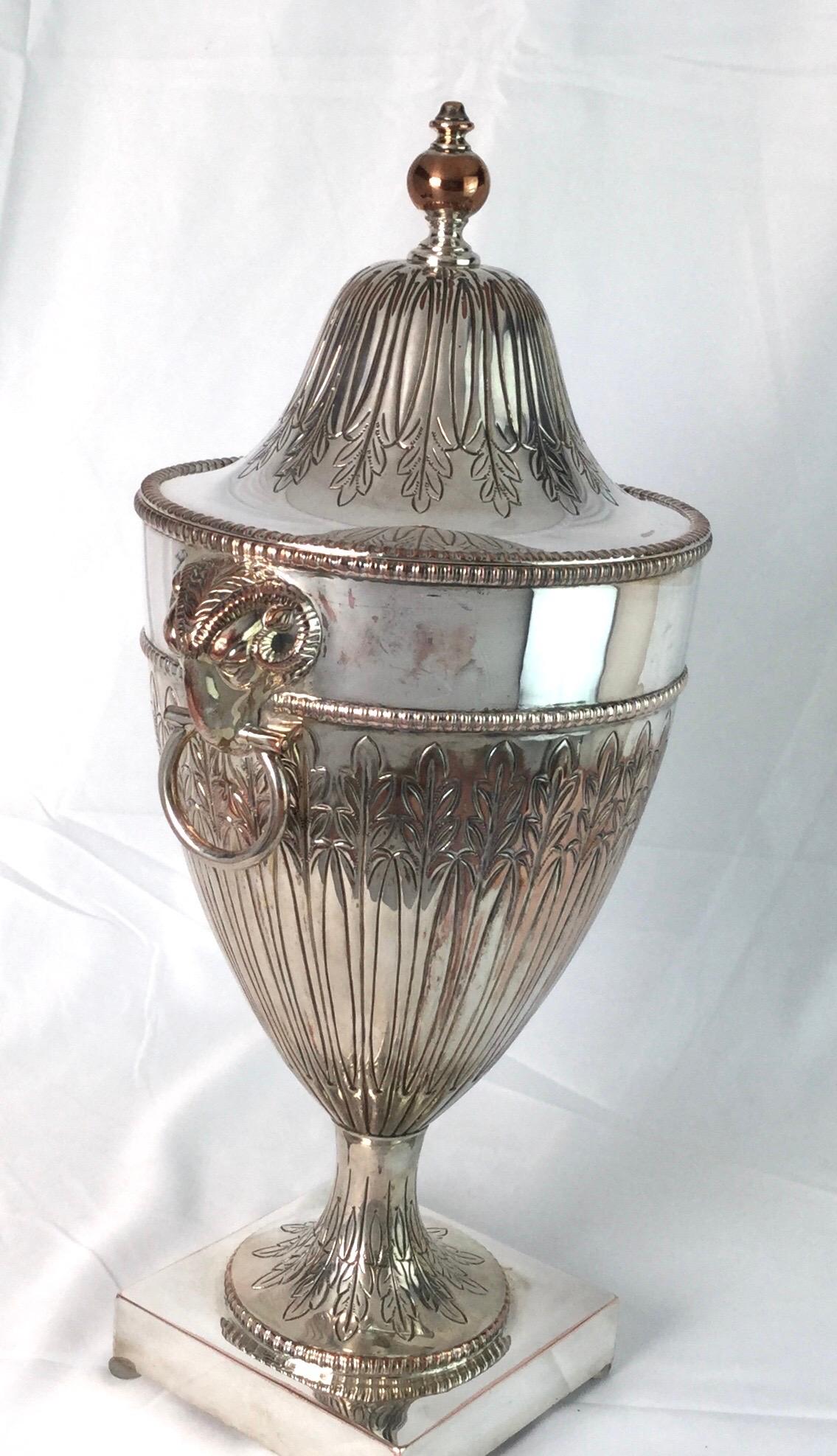 Elegante forme d'urne en métal argenté sur cuivre avec couvercle. Parfait comme seau à glace, avec de gracieuses gravures sur le couvercle et le corps, reposant sur une base carrée, Angleterre, XIXe siècle.