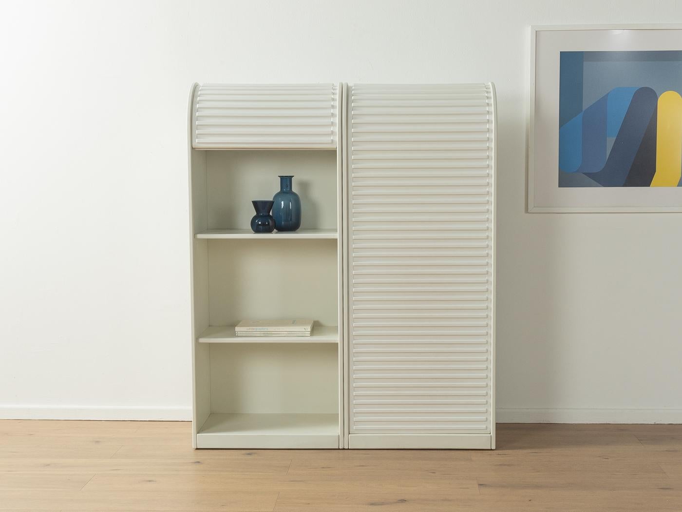 Armario de persiana en dos partes A'Dammer, diseñado en la década de 1980 por Aldo van den Nieuwelaar para Pastoe. Corpus de alta calidad en blanco con dos puertas de persiana y cuatro estantes. 

Características de calidad:
muy buena mano de obra