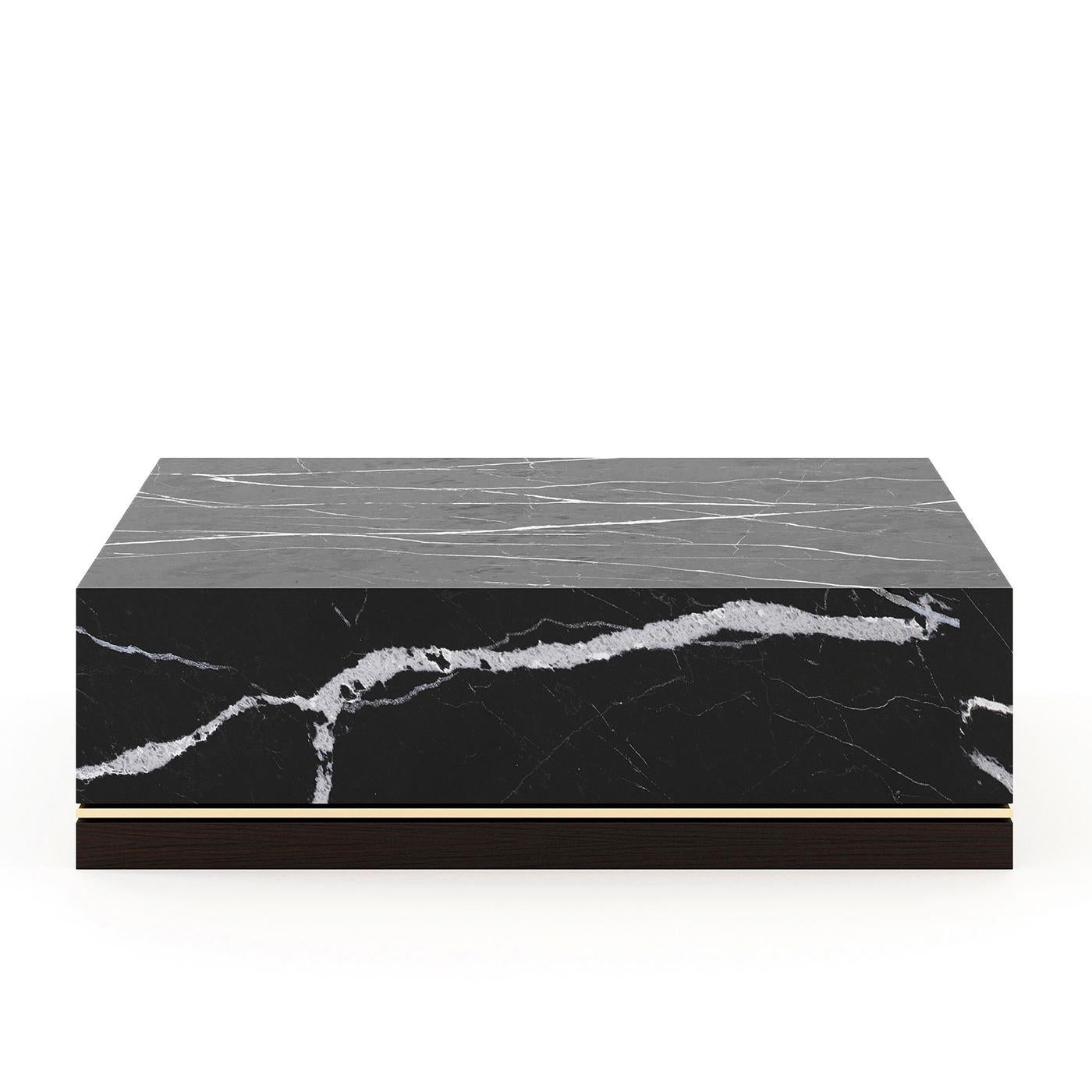Table basse Adamo avec structure en bois et
avec des plaques en marbre noir. Avec base en chêne
en finition mate en chêne fumé et en finition polie
garniture en acier inoxydable en finition dorée.