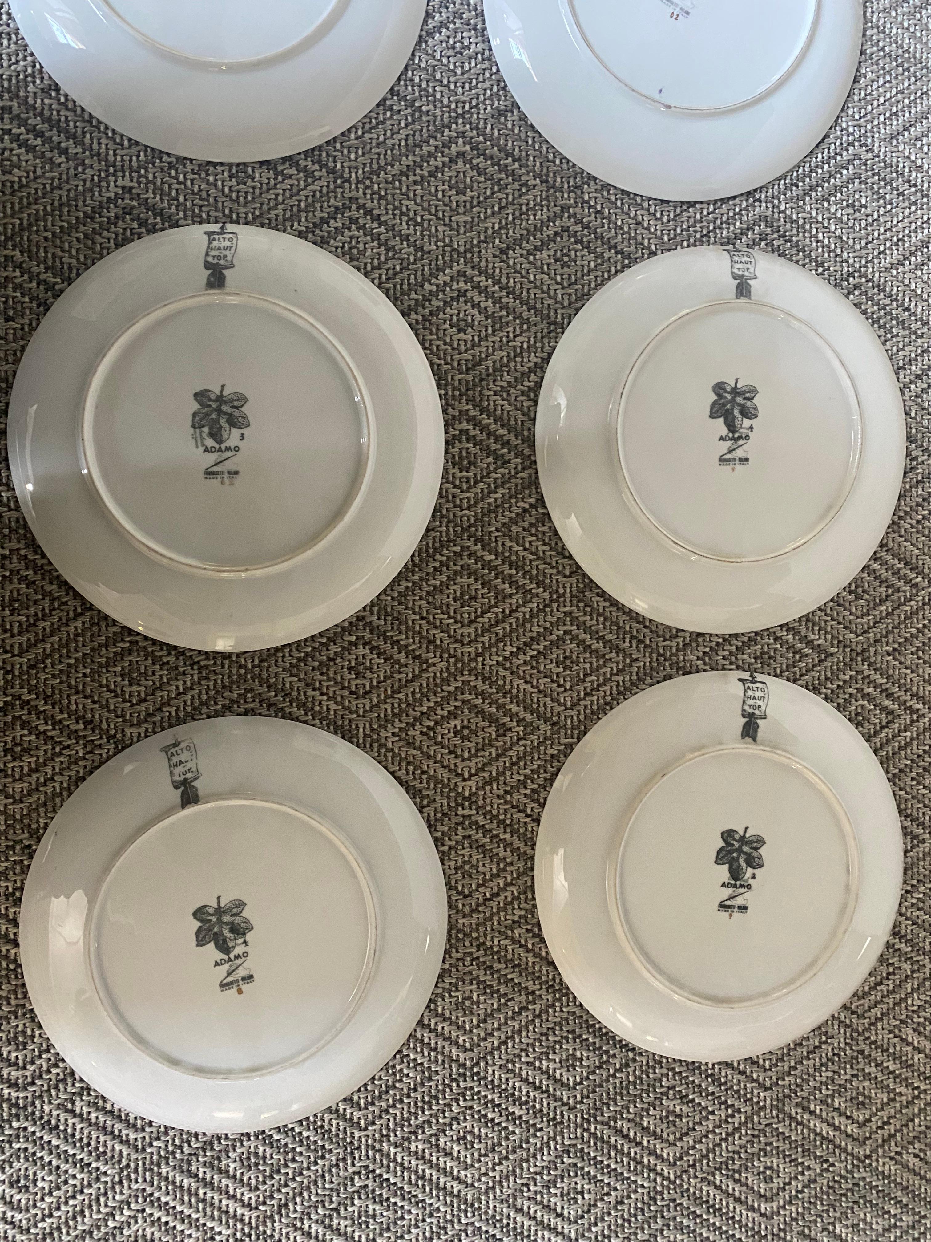 Adamo Set von 12 Fornasetti-Tellern mit vergoldetem Hintergrund und schwarzem Weißdruck, Mitte des Jahrhunderts im Zustand „Gut“ im Angebot in Bridgehampton, NY