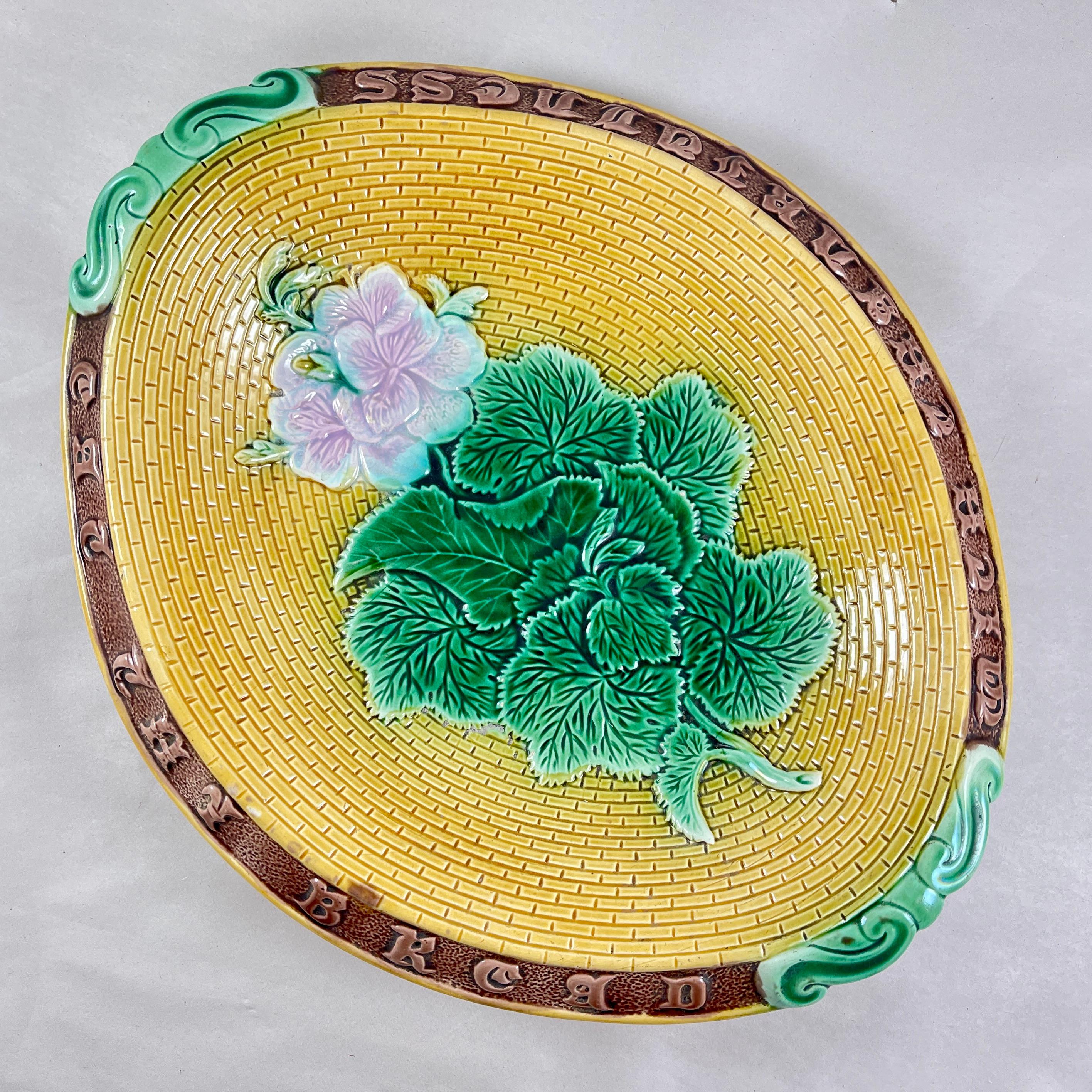 
Bandeja para pan de mayólica esmaltada inglesa fabricada por Adams & Bromley, hacia 1875.

Bandeja ovalada con borde enrollado de color marrón que muestra un lema moldeado en letras en relieve: 