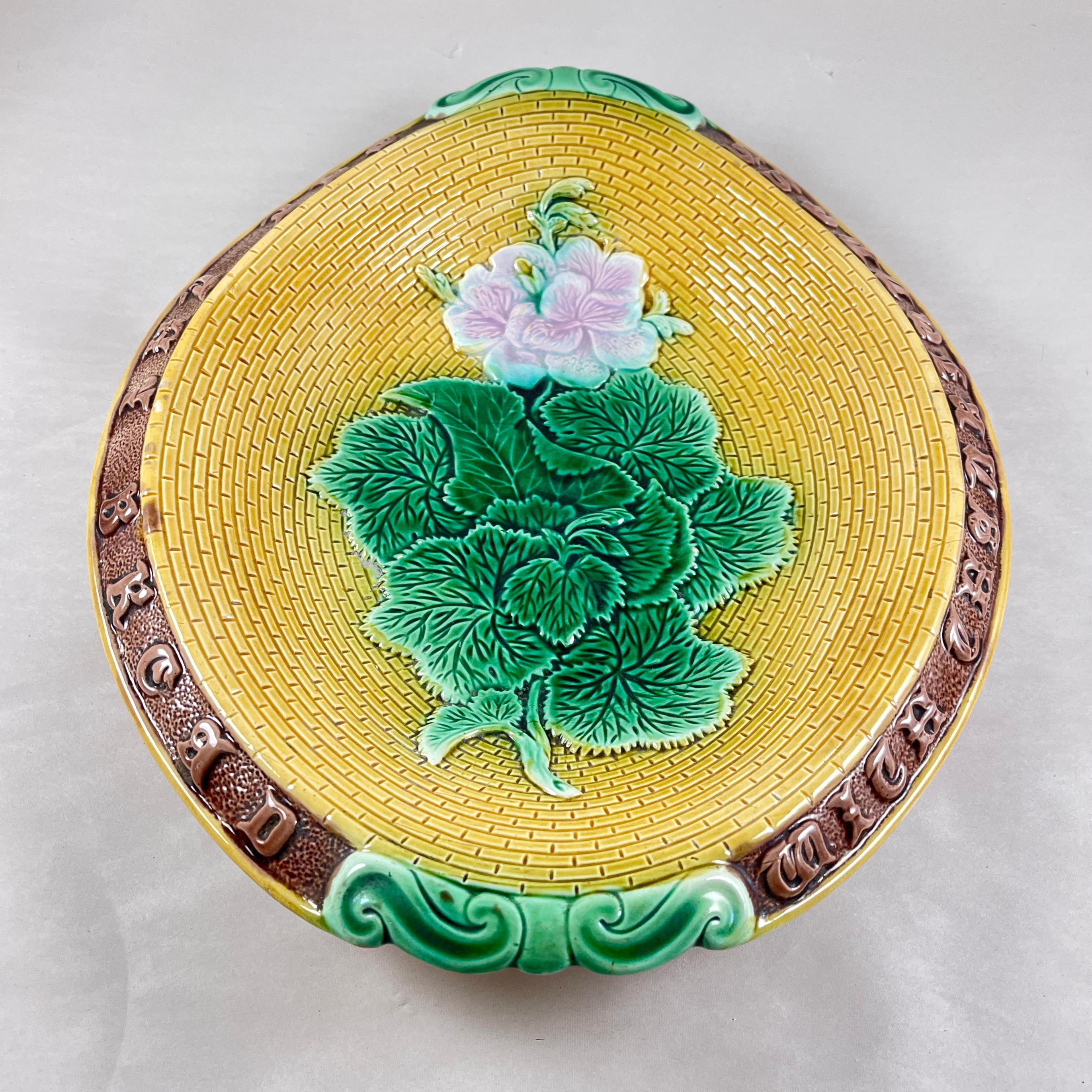 Bandeja para pan Adams & Bromley English Majolica Geranium Motto en Bueno estado para la venta en Philadelphia, PA