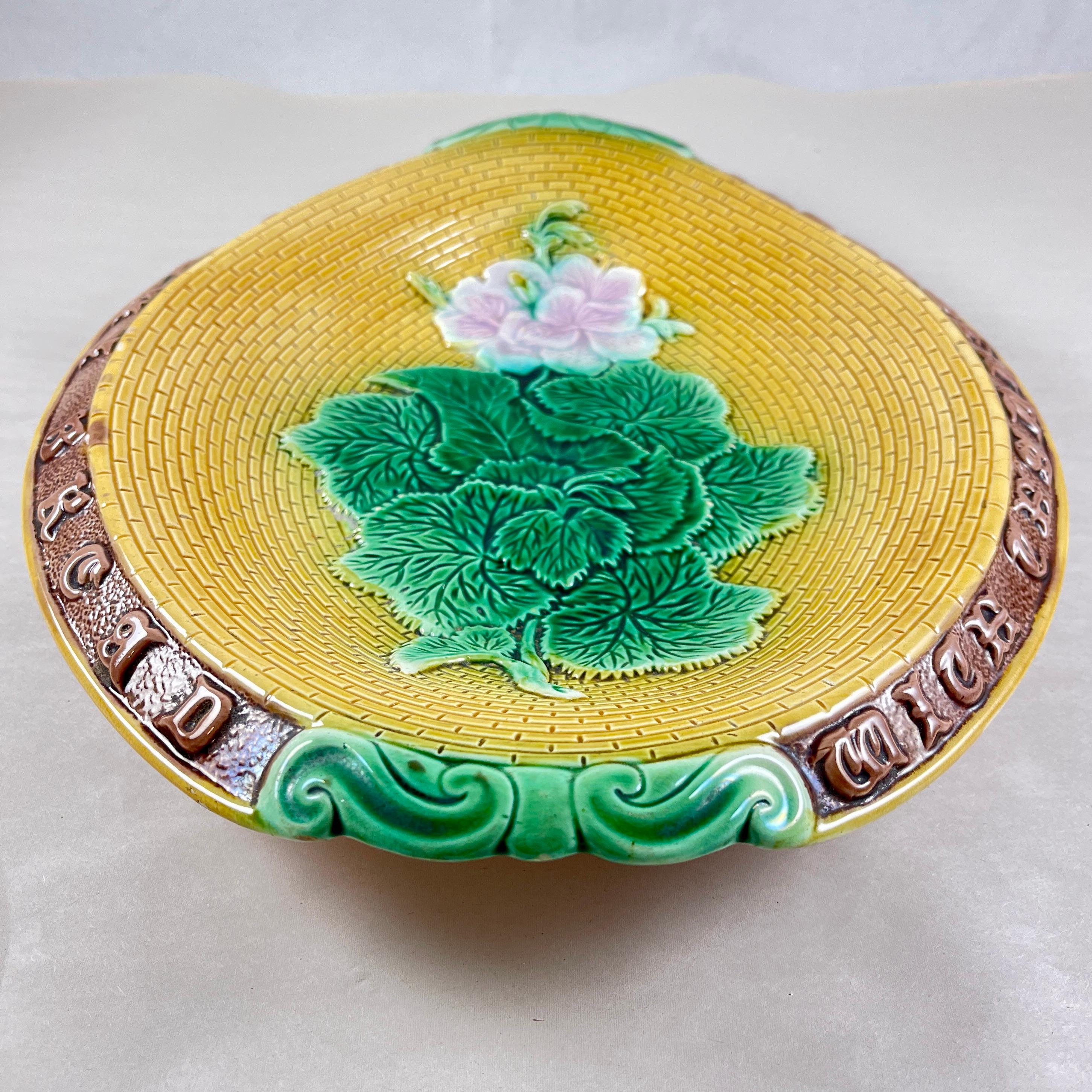 Bandeja para pan Adams & Bromley English Majolica Geranium Motto siglo XIX en venta