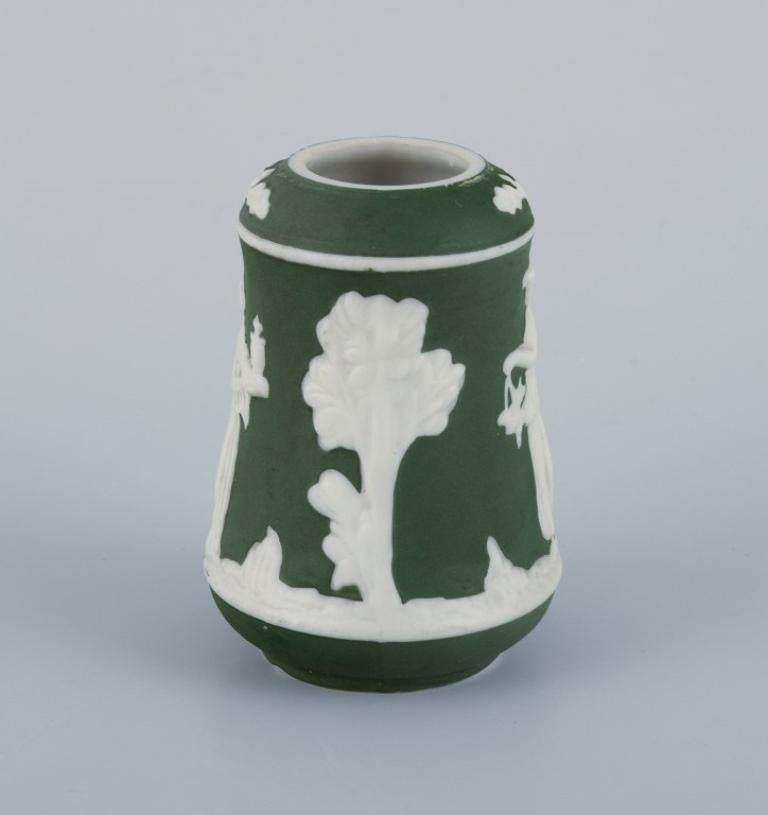 Porcellana Adams, Inghilterra, vaso in miniatura e tazza in miniatura in porcellana biscuit. in vendita
