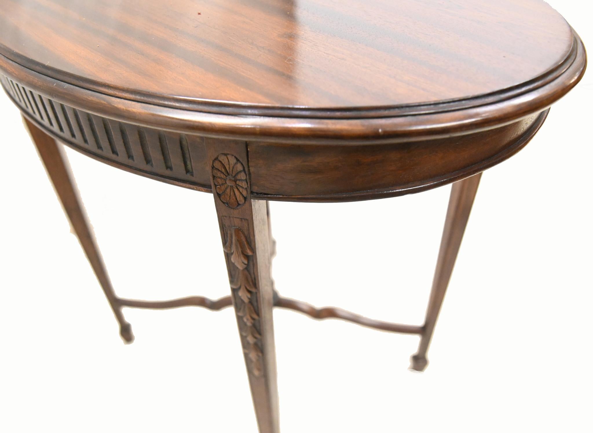 Table à thé en acajou de style Adams
Circa 1920
Visites sur rendez-vous
Acheté lors d'une vente privée dans le quartier de Knightsbridge à Londres
Offert en grande forme, prêt à être utilisé immédiatement à la maison.
Nous expédions aux quatre coins