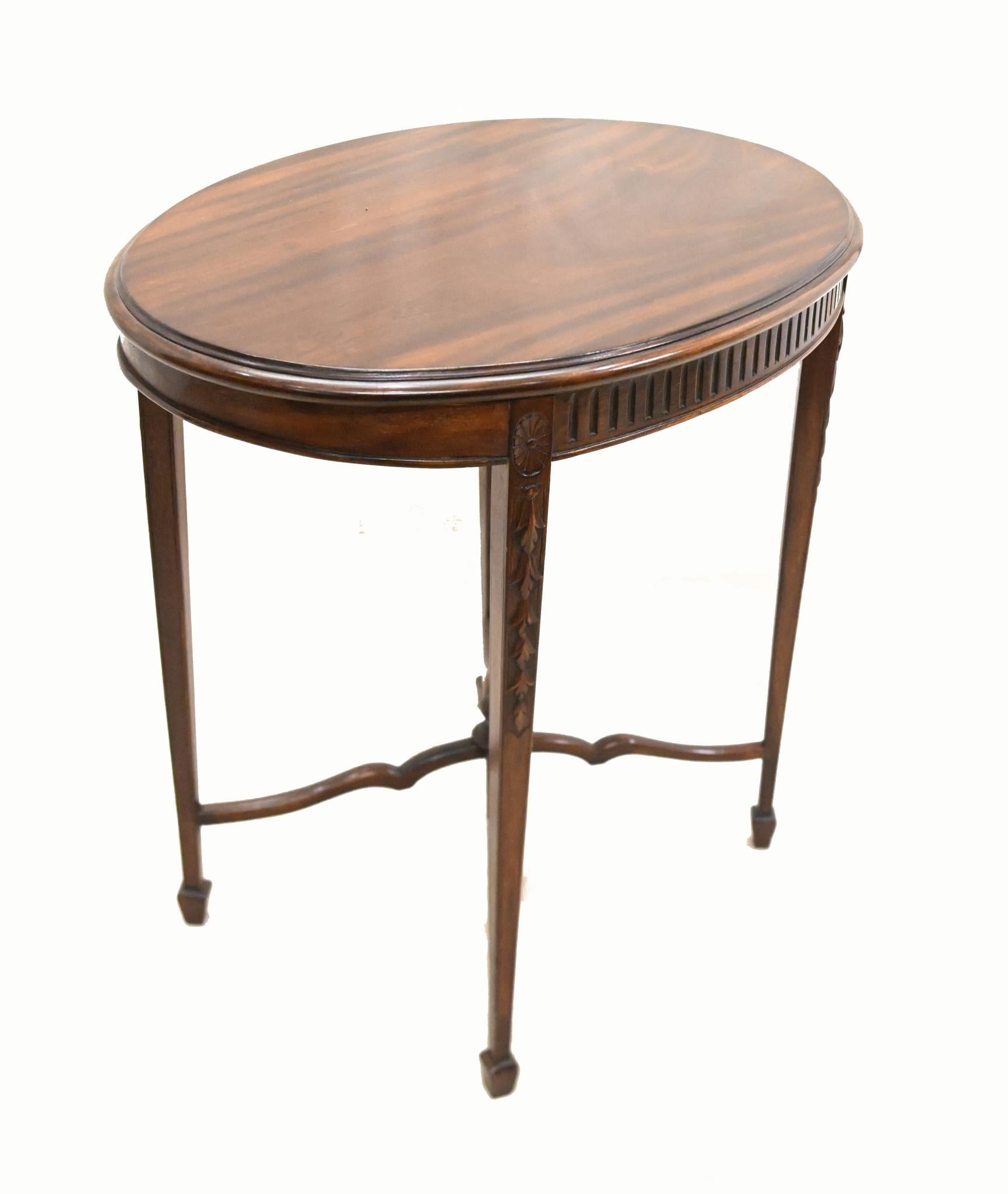 Acajou Table d'appoint en acajou Adams Tables à thé en vente