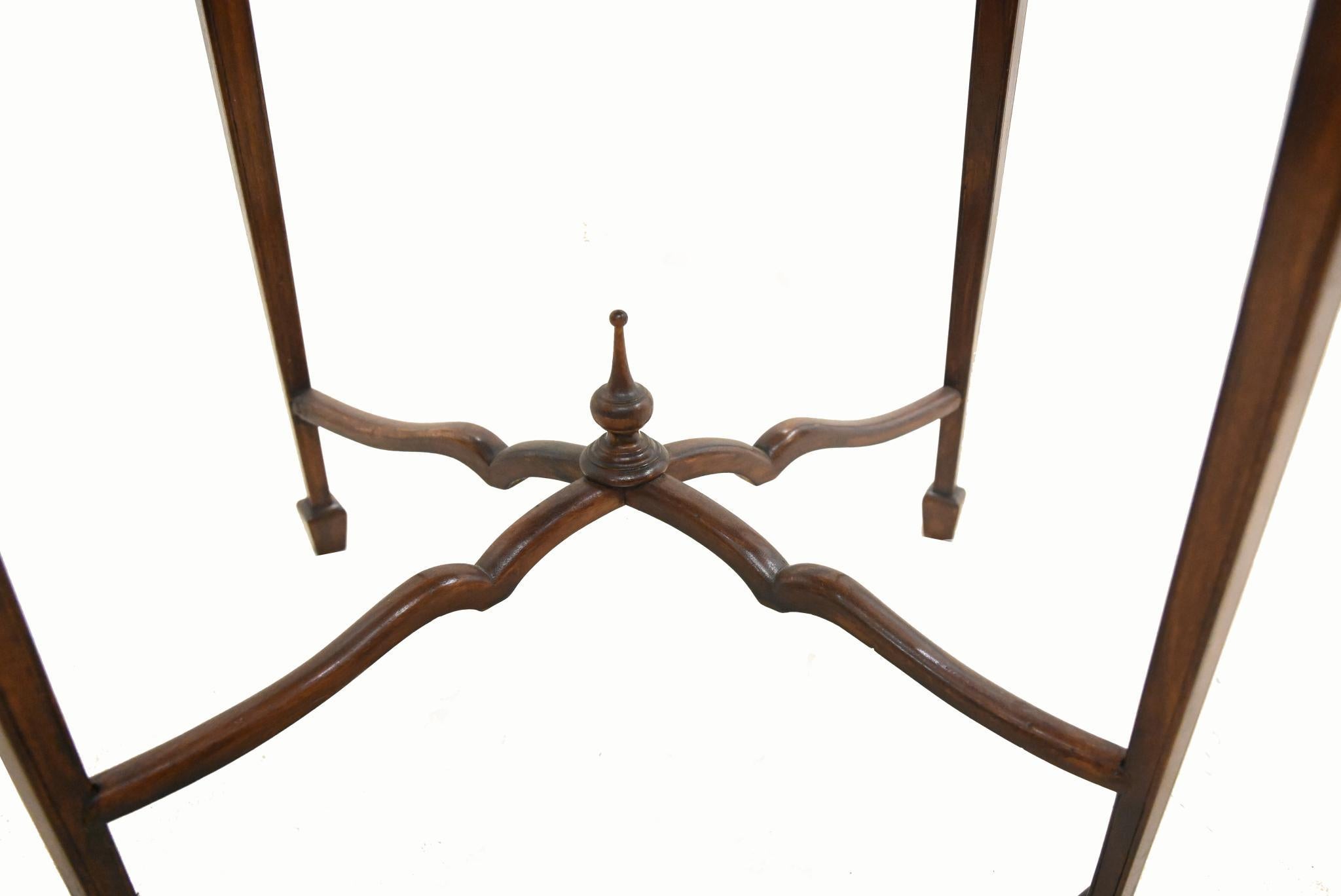 Table d'appoint en acajou Adams Tables à thé en vente 1