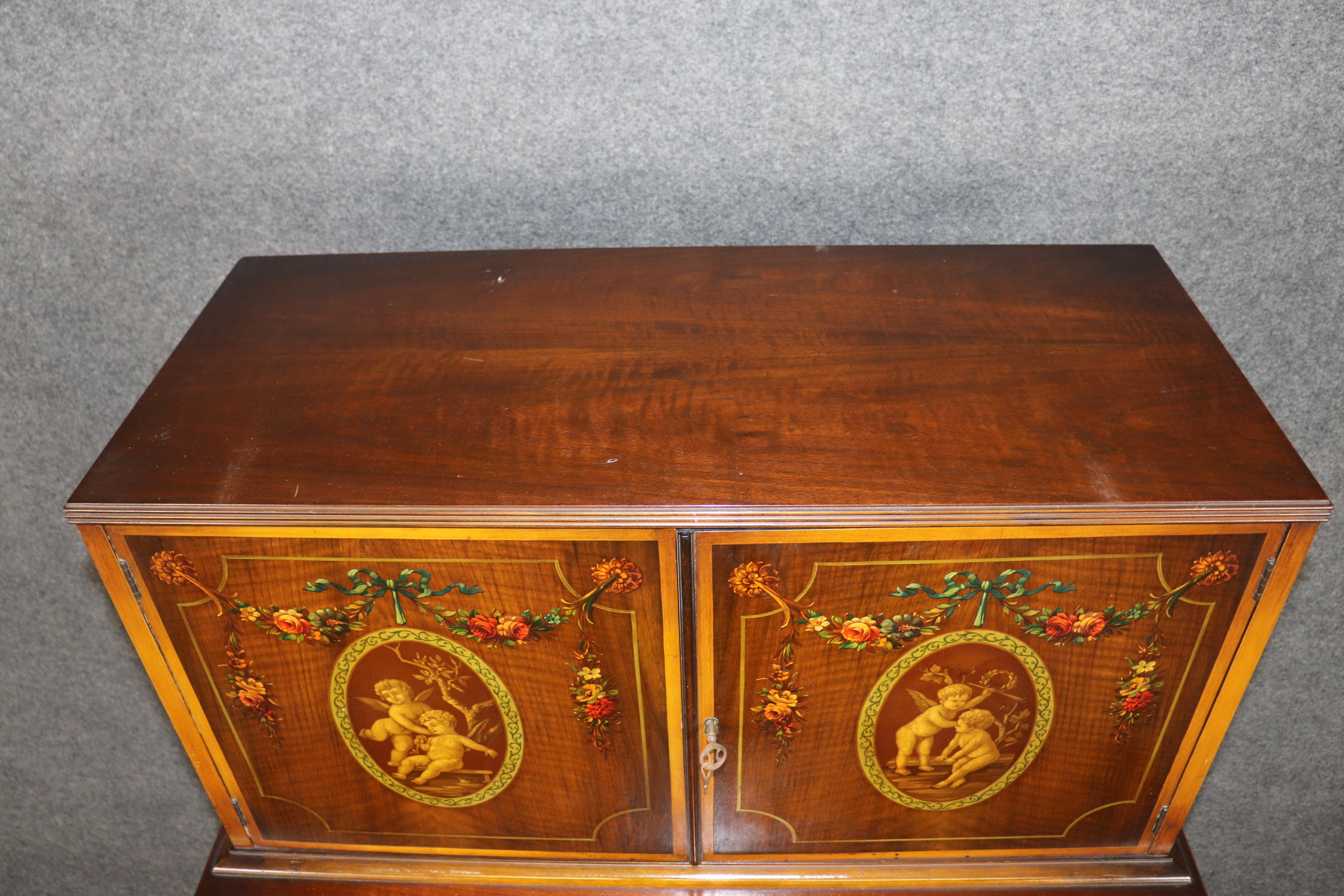 Comò da gentiluomo a cassetti componibili in legno di noce e raso decorato con vernice di Adams in vendita 3